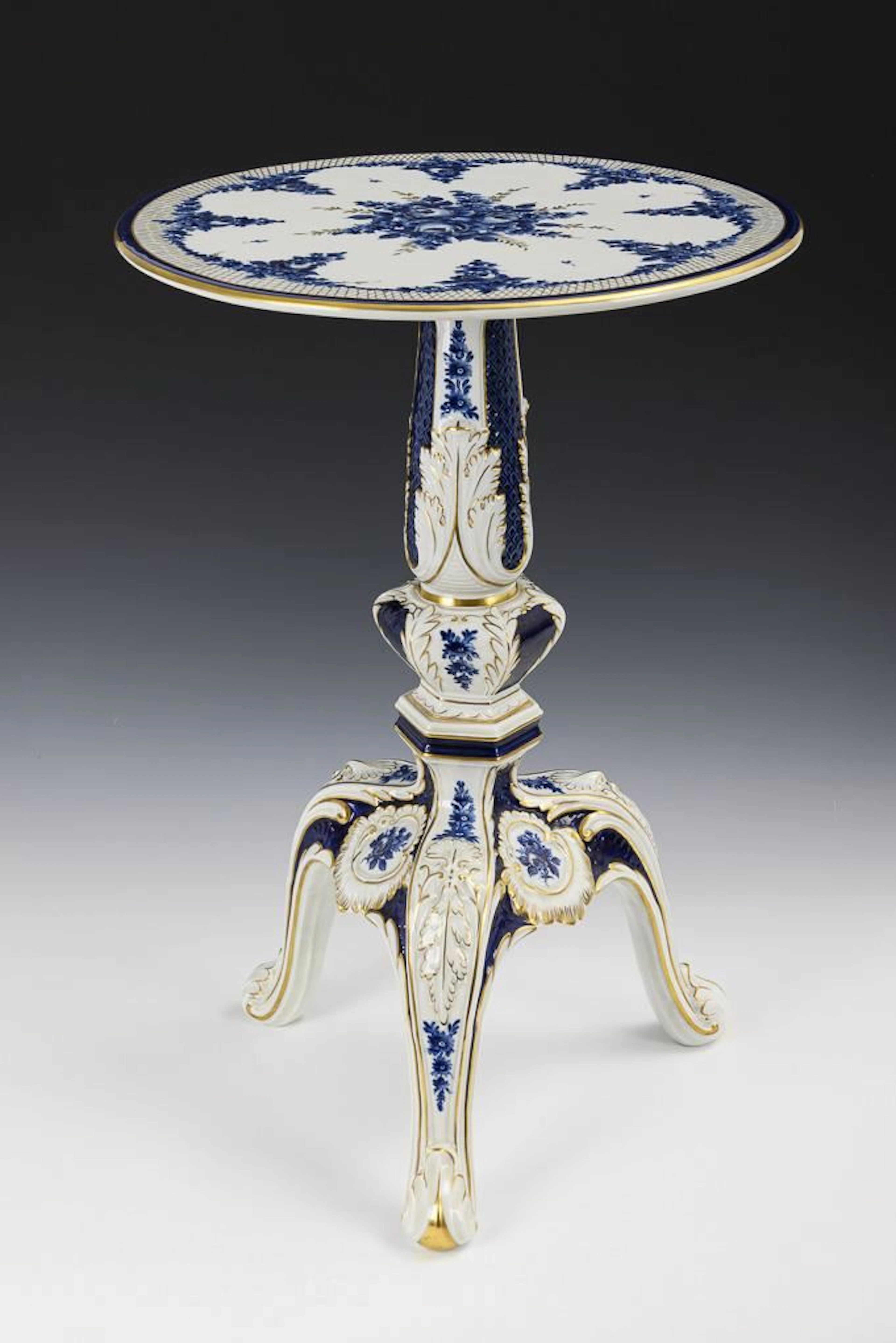 Porcelain table with floral decoration. Schierholz.
