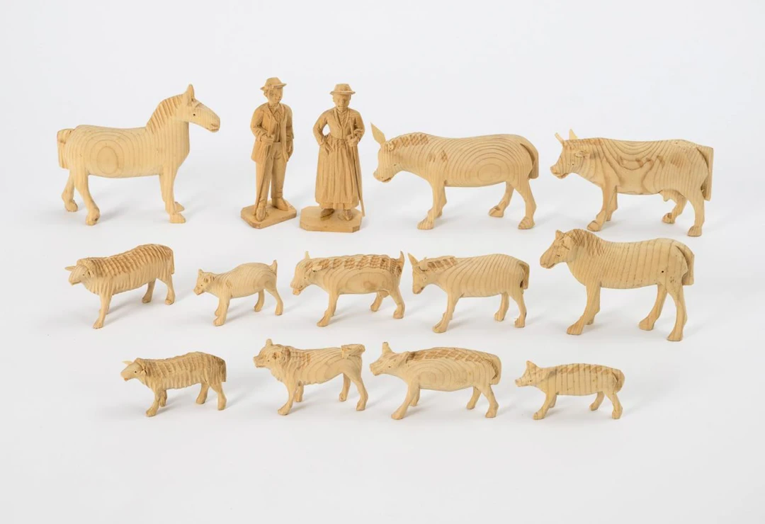 12 carved wooden animals and 2 shepherds, in a red box. Val Gardena.