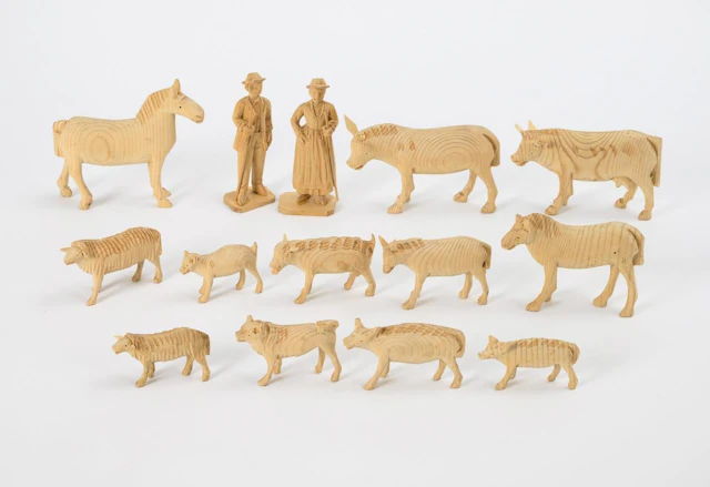 12 carved wooden animals and 2 shepherds, in a red box. Val Gardena.