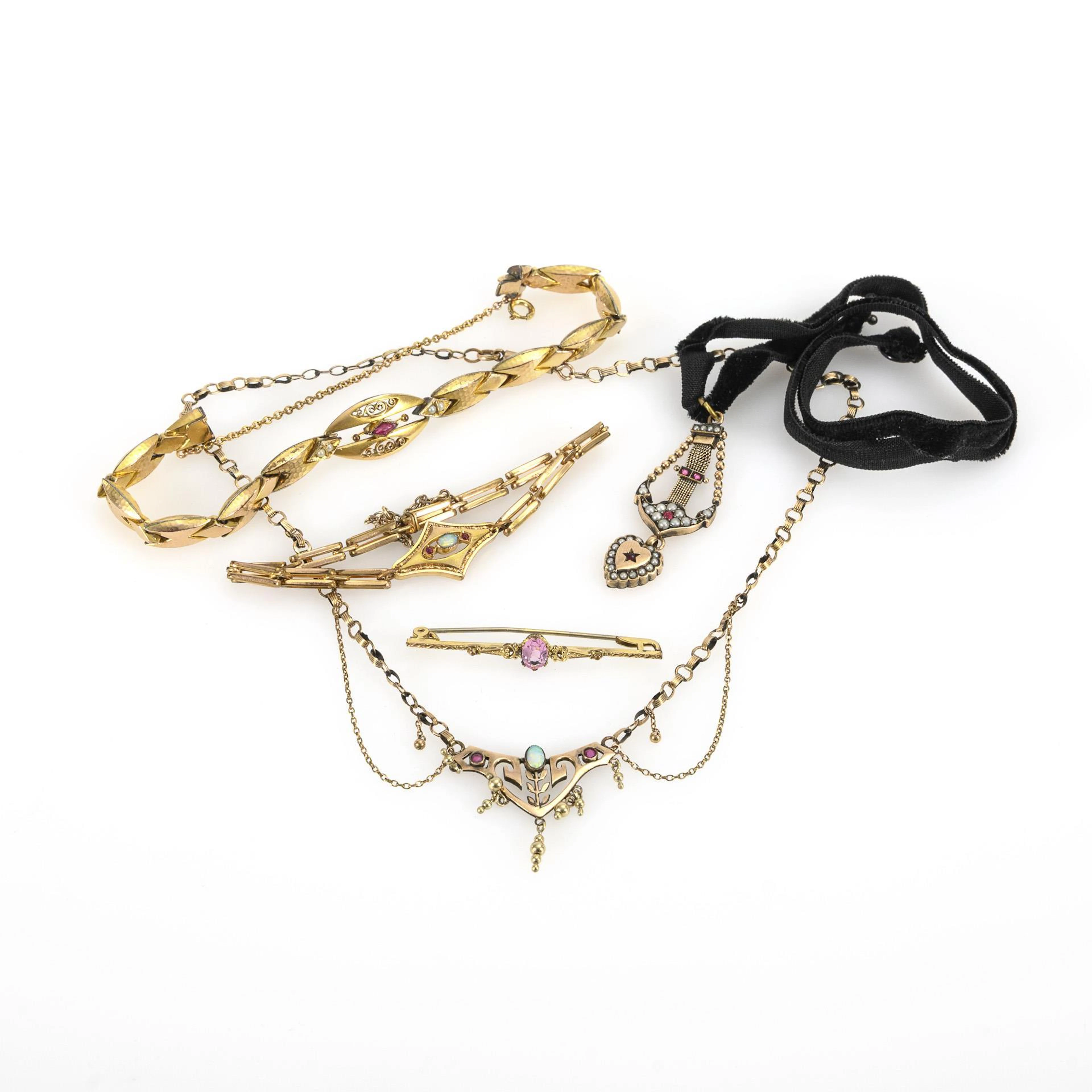 A collection of 5 pieces of costume jewelry from around 1900.