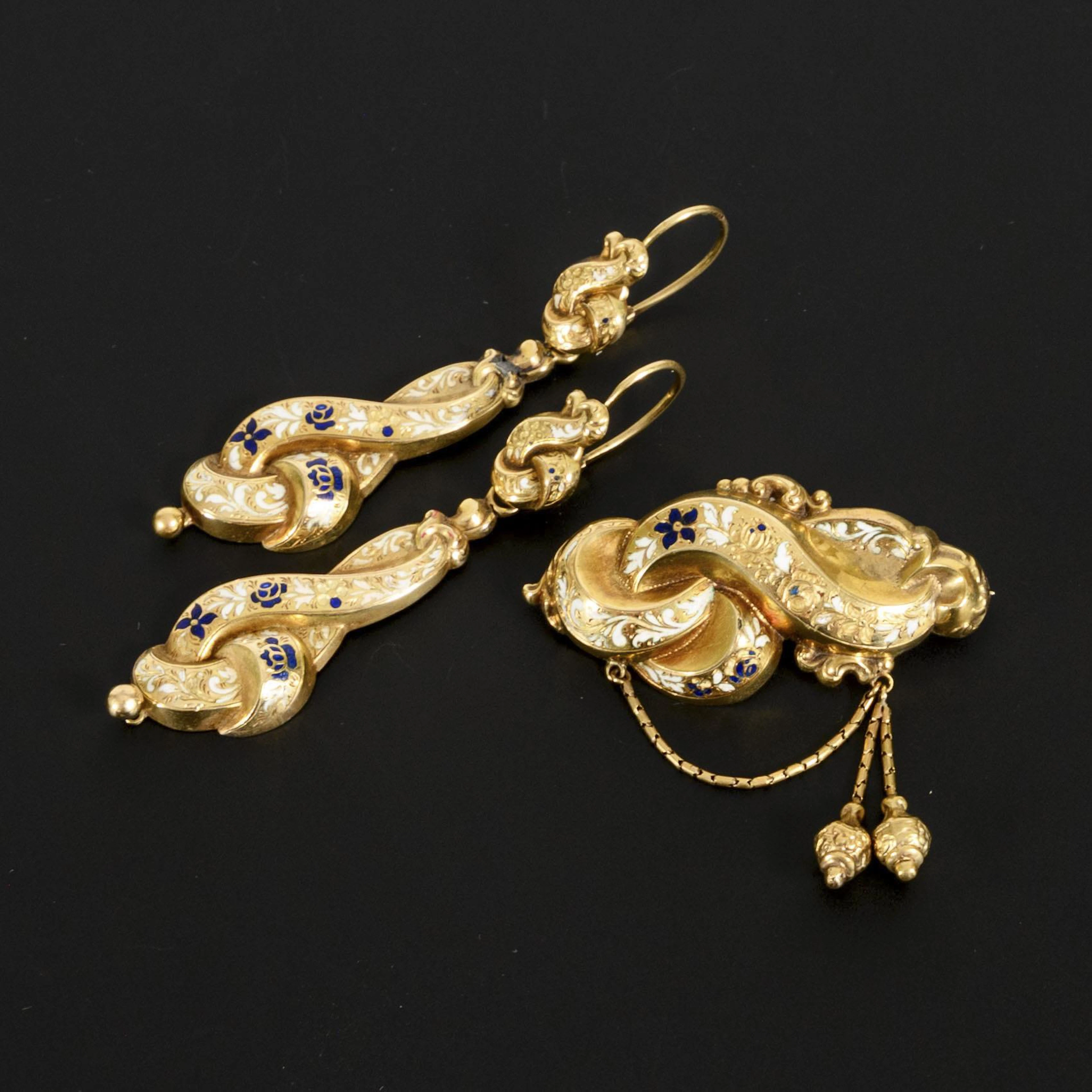 Biedermeier jewelry set: brooch and pair of earrings.