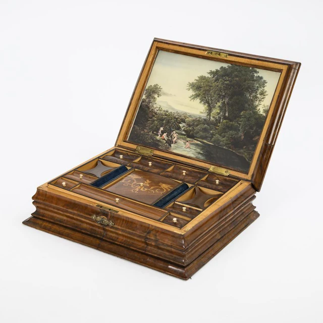 High-quality Biedermeier jewelry box.