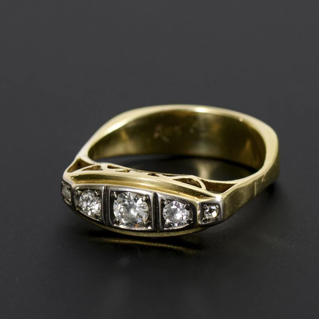 Art Deco ring with brilliant-cut diamonds.