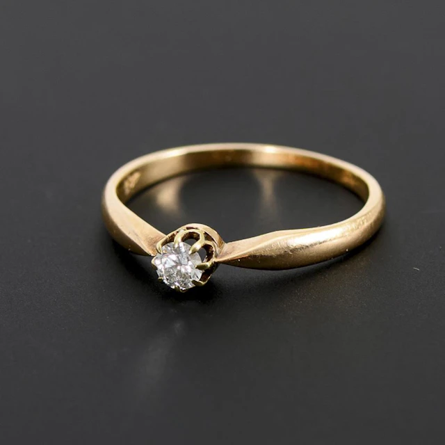 Delicate Brilliant-Cut Solitaire.