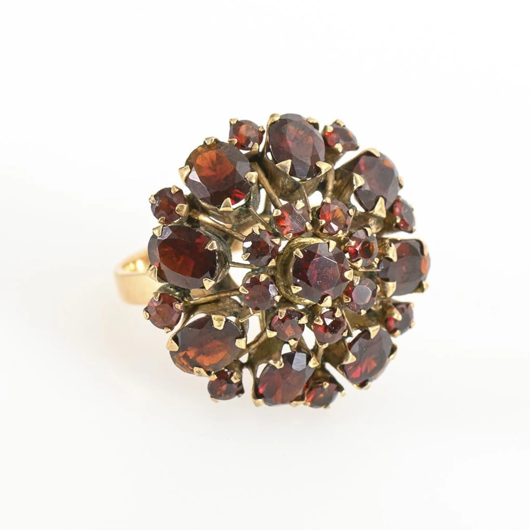 Ring set with garnets.