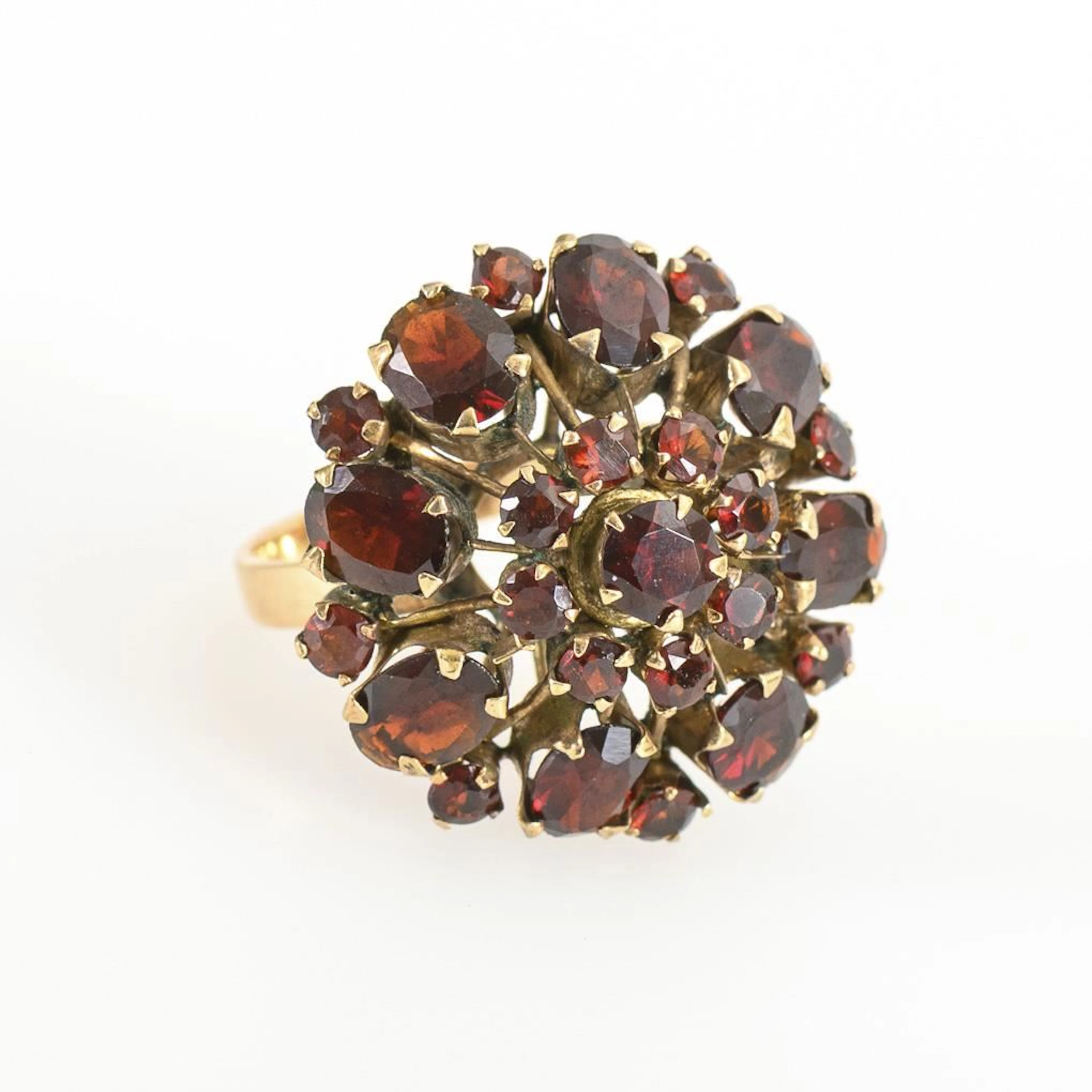 Ring set with garnets.