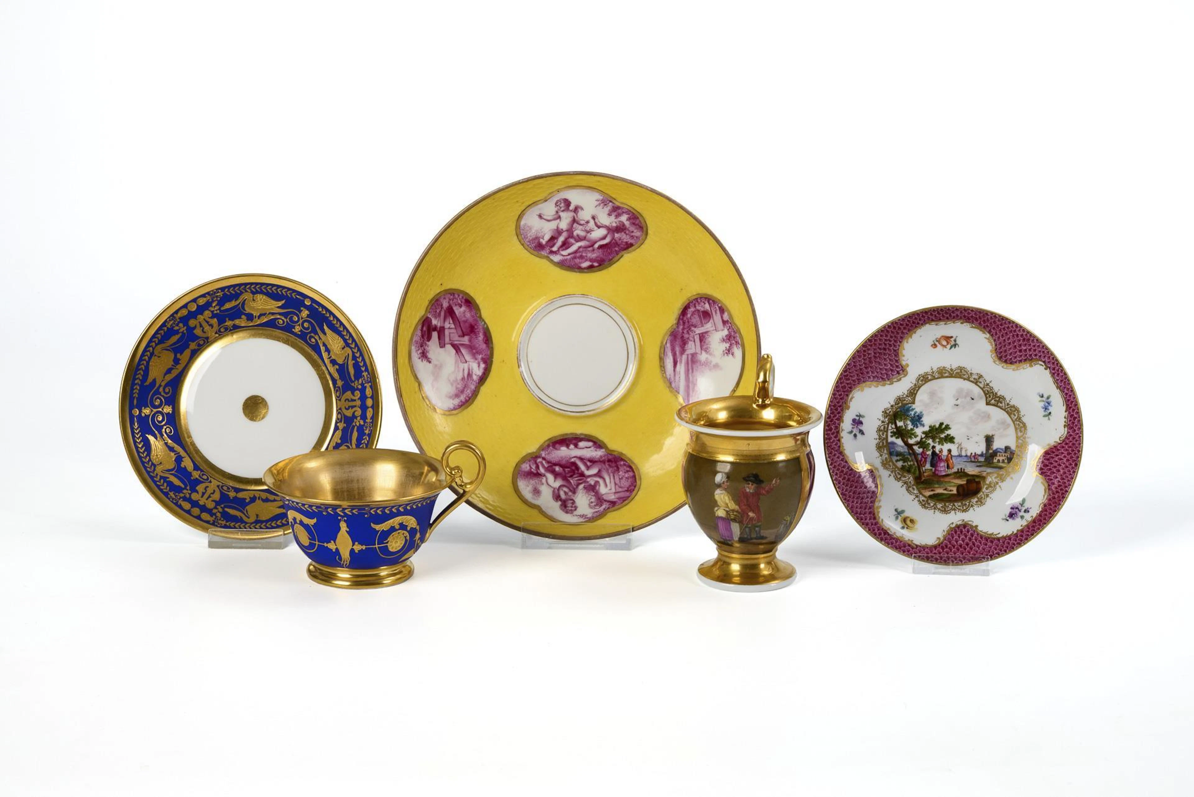 Vitrine cup with saucer, picture cup, saucer and presentoir.