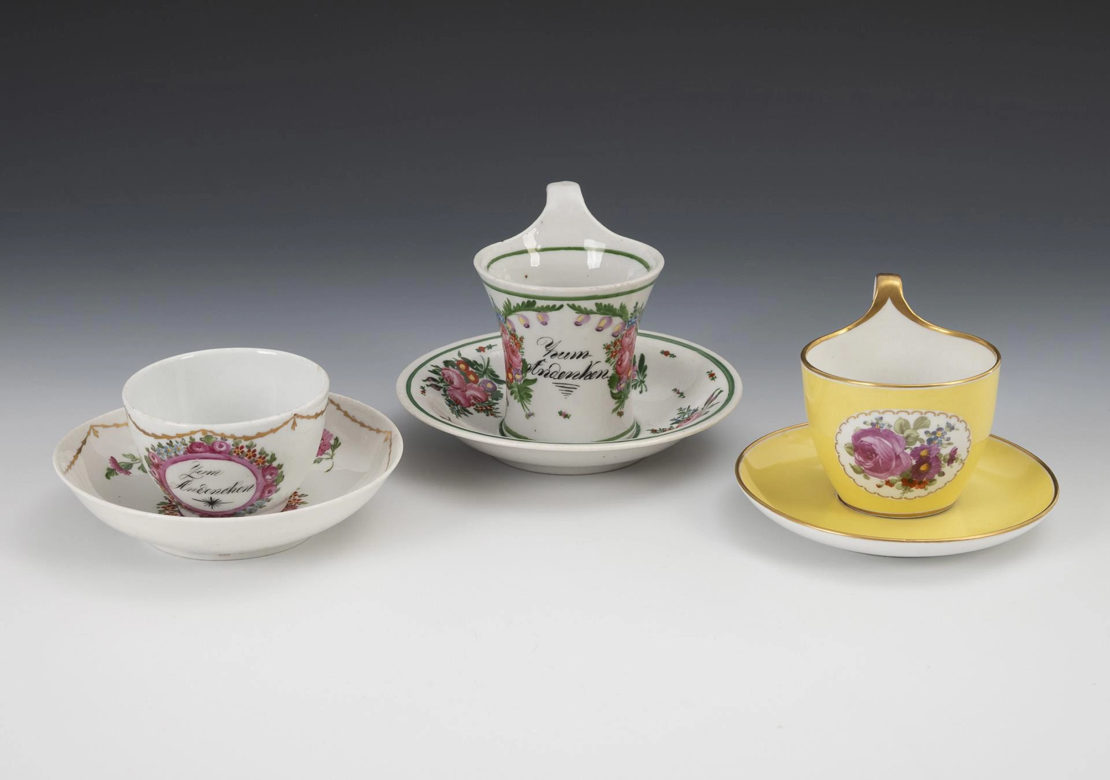 3 vitrine cup.