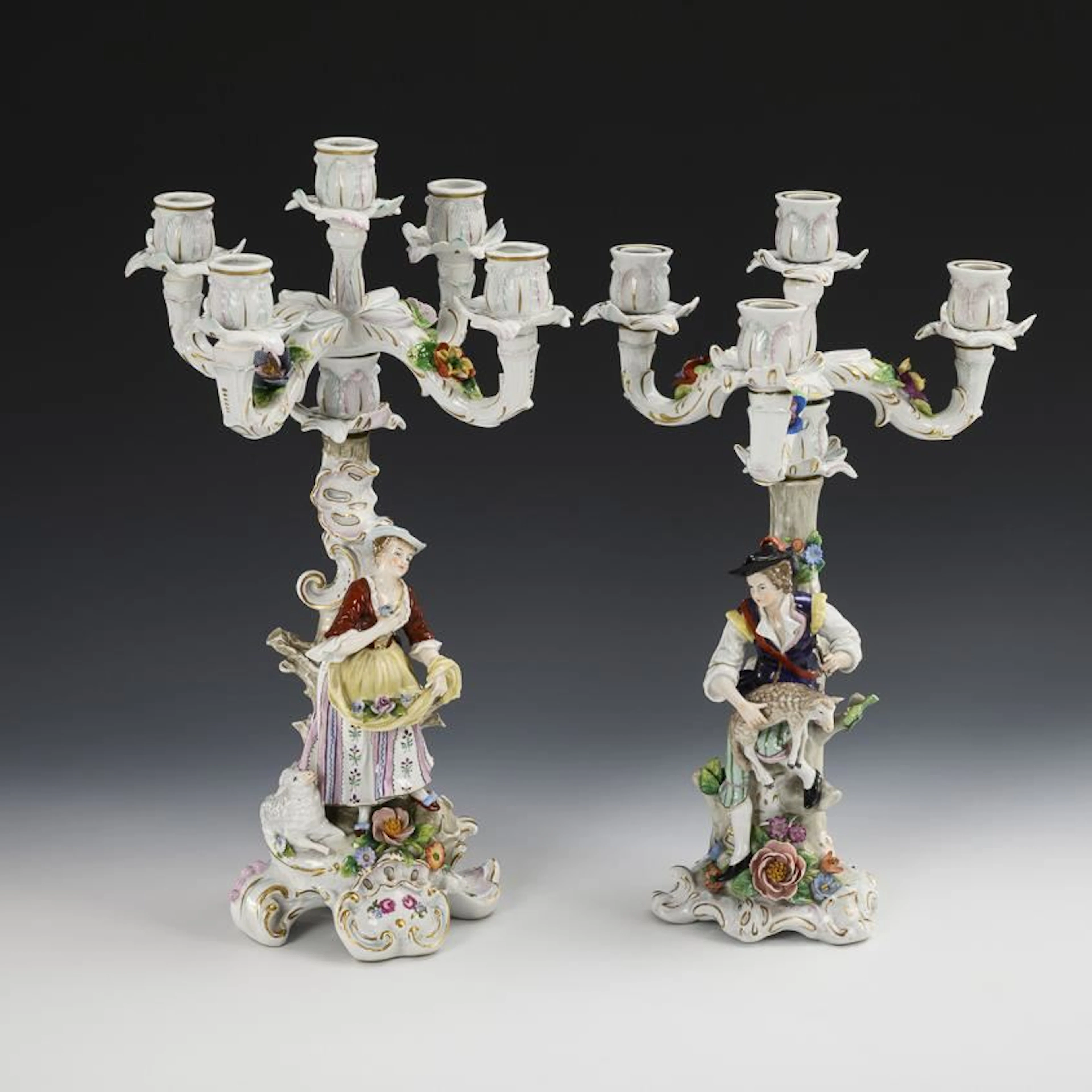 2 figurative candlesticks.
