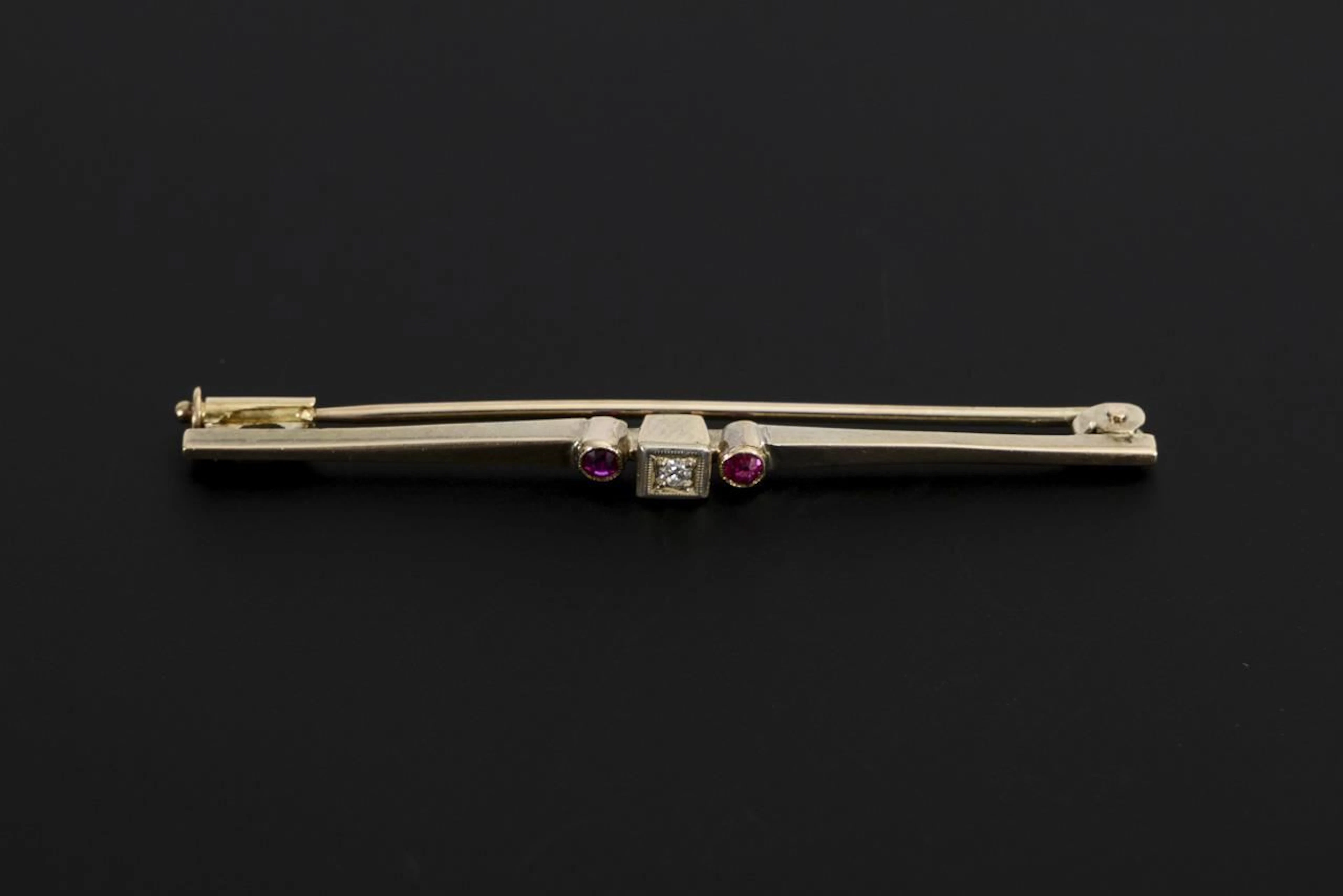 Small Art Deco bar brooch.