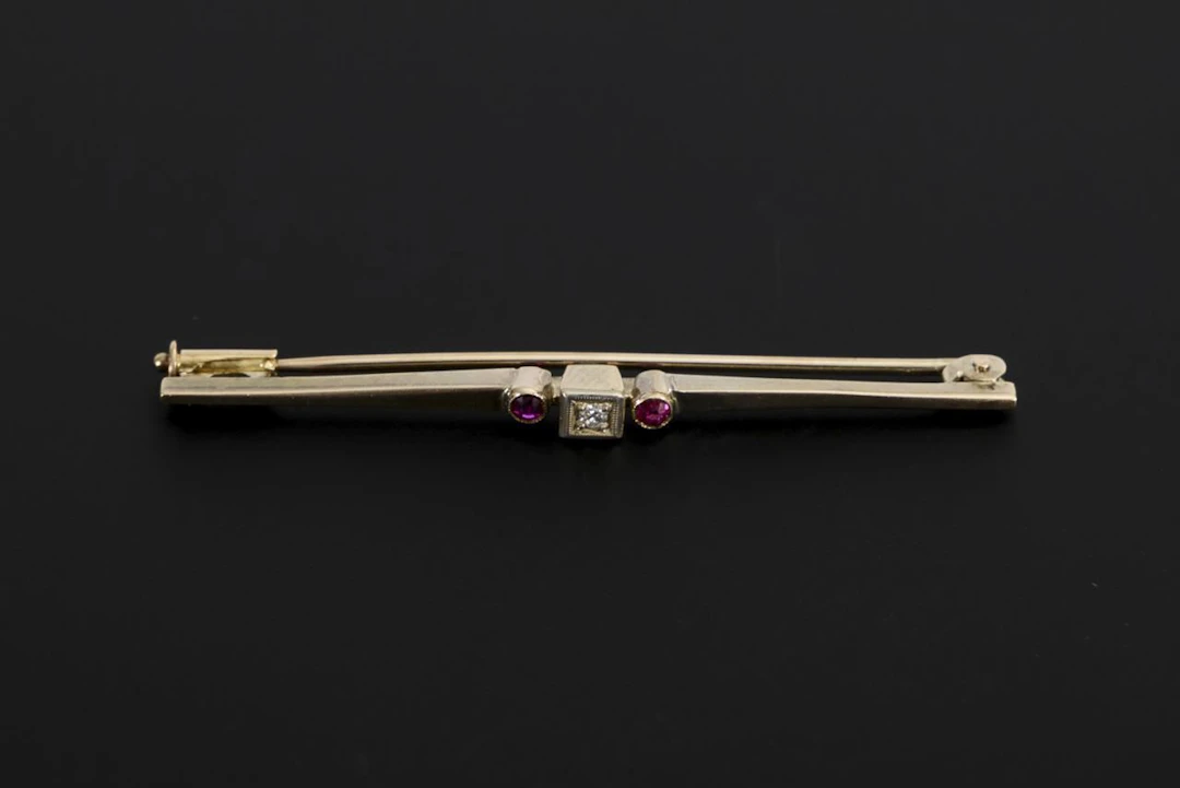 Small Art Deco bar brooch.
