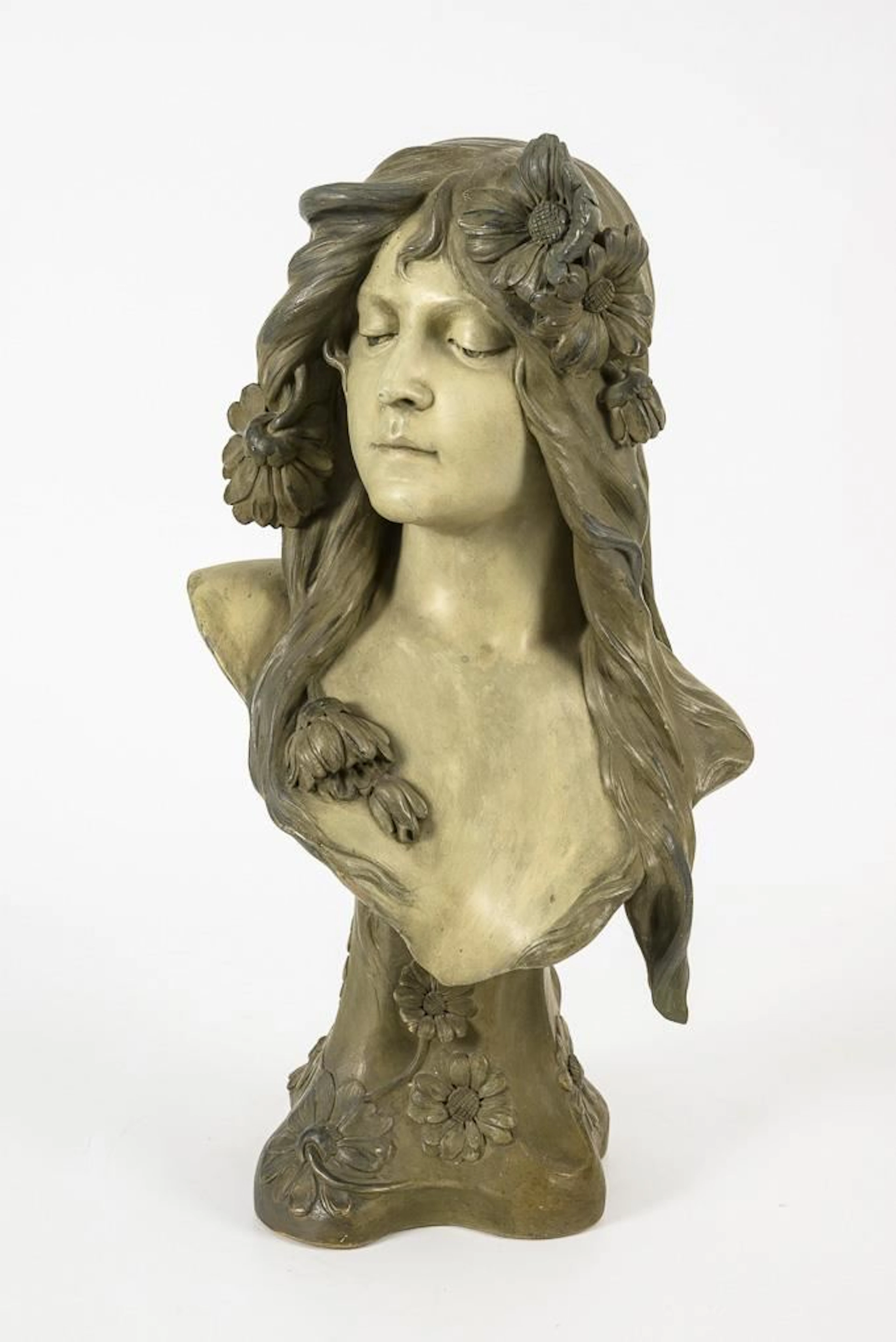 Art Nouveau bust of a woman with daisies.
