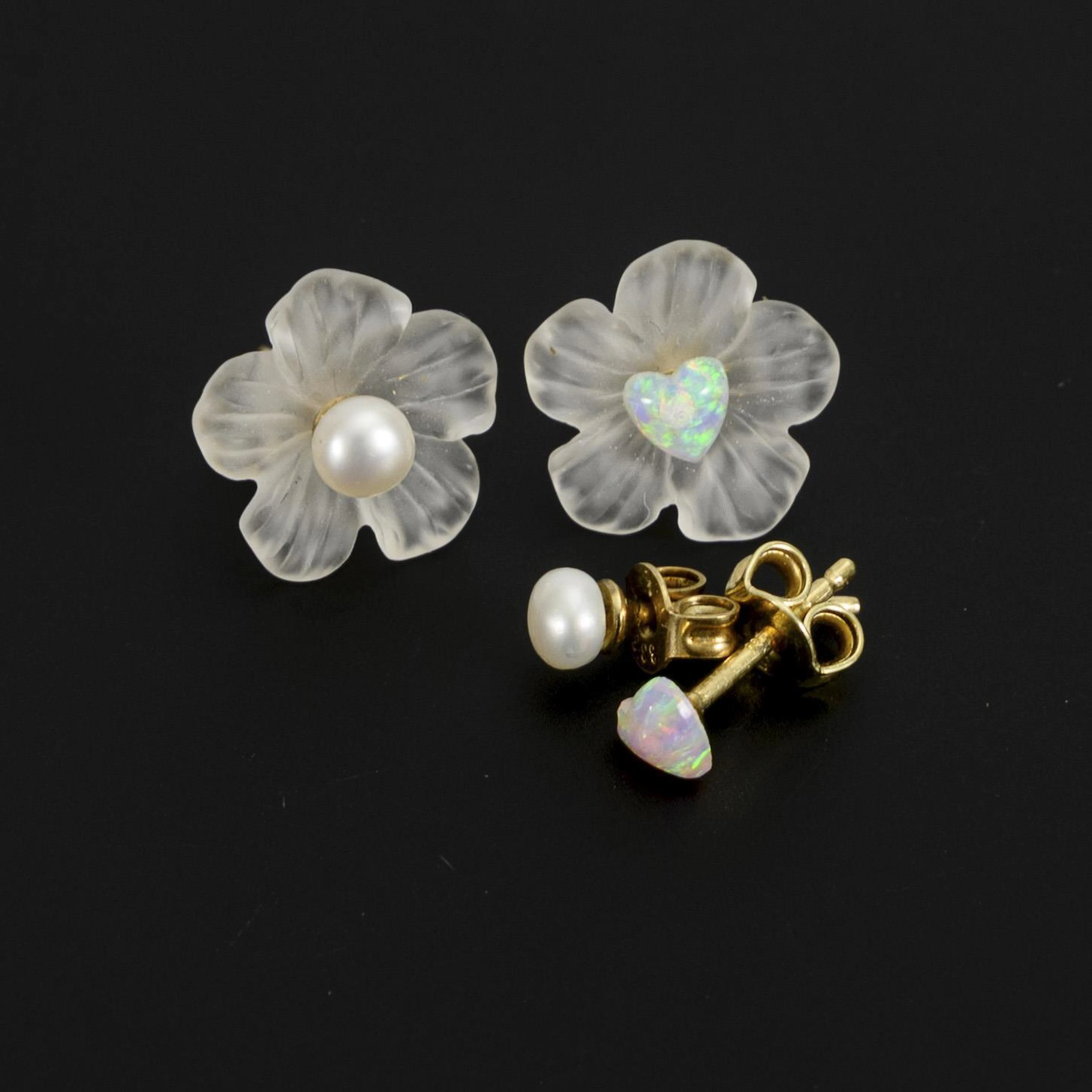 Vario stud earrings with flowers.