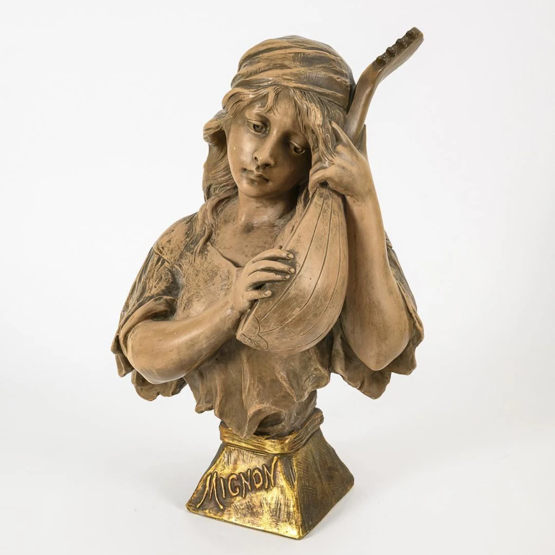 "Mignon" bust.
