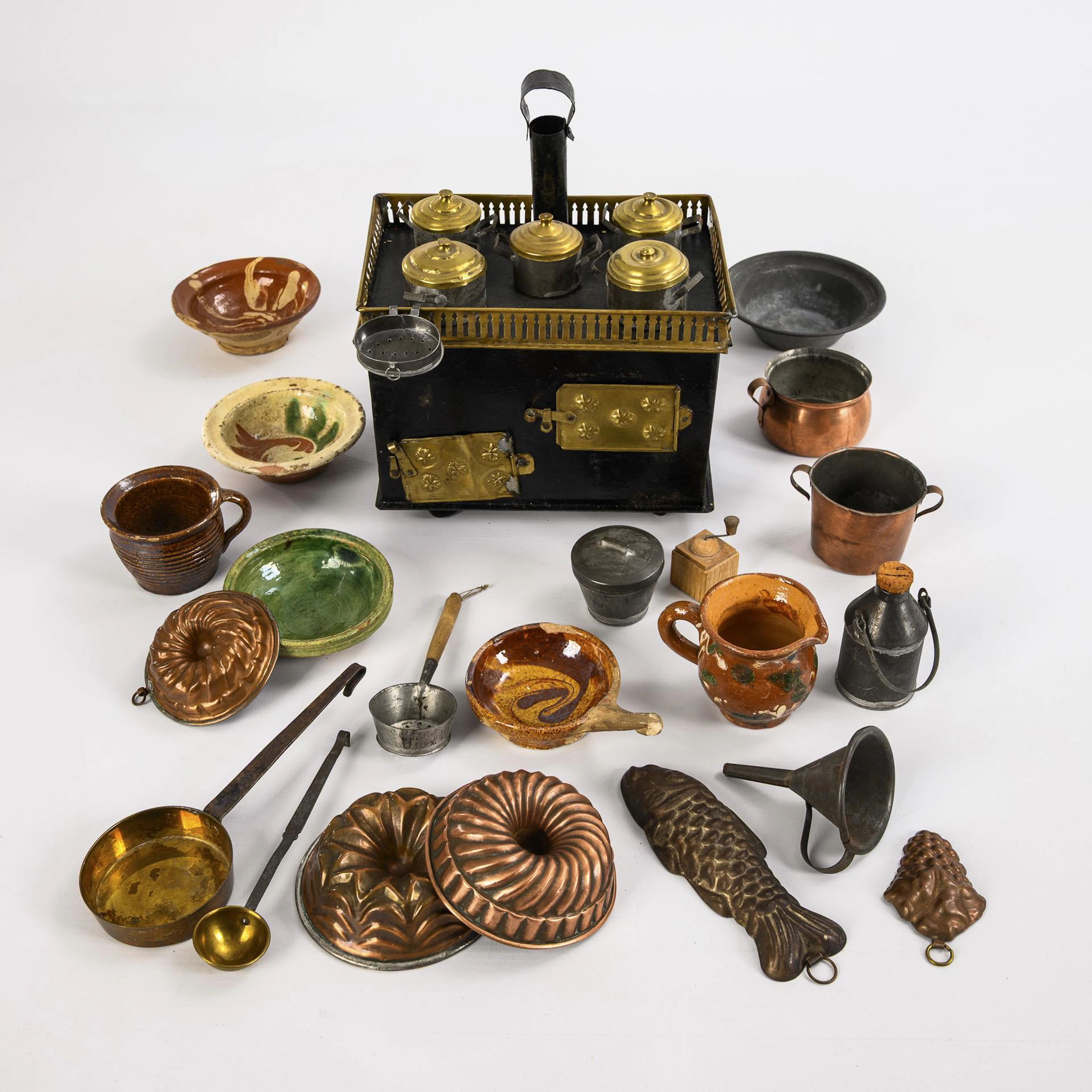 Old tin stove and assortment of kitchen accessories, for the doll's house.