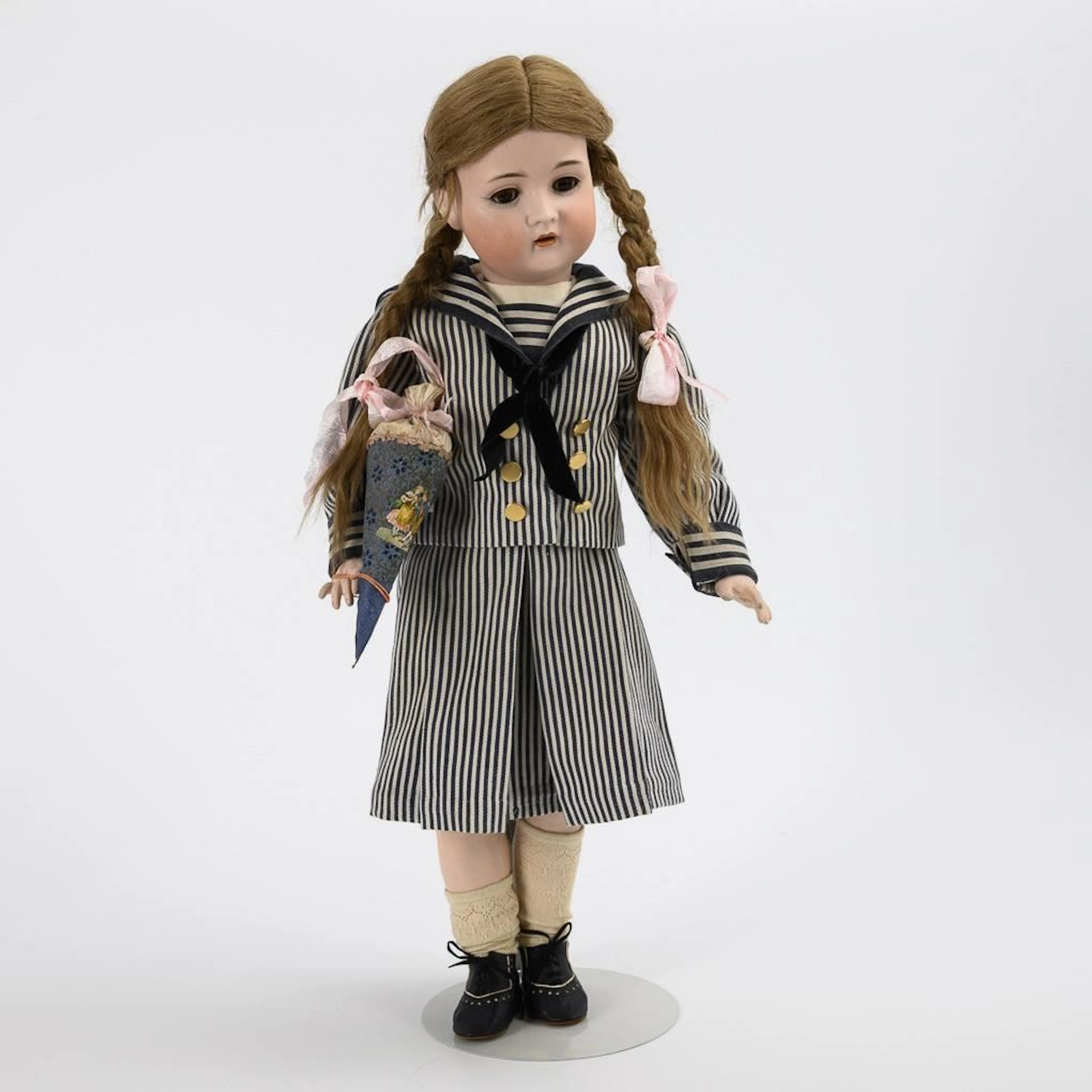 Porcelain figurines with sailor outfits. Bruno Schmidt.