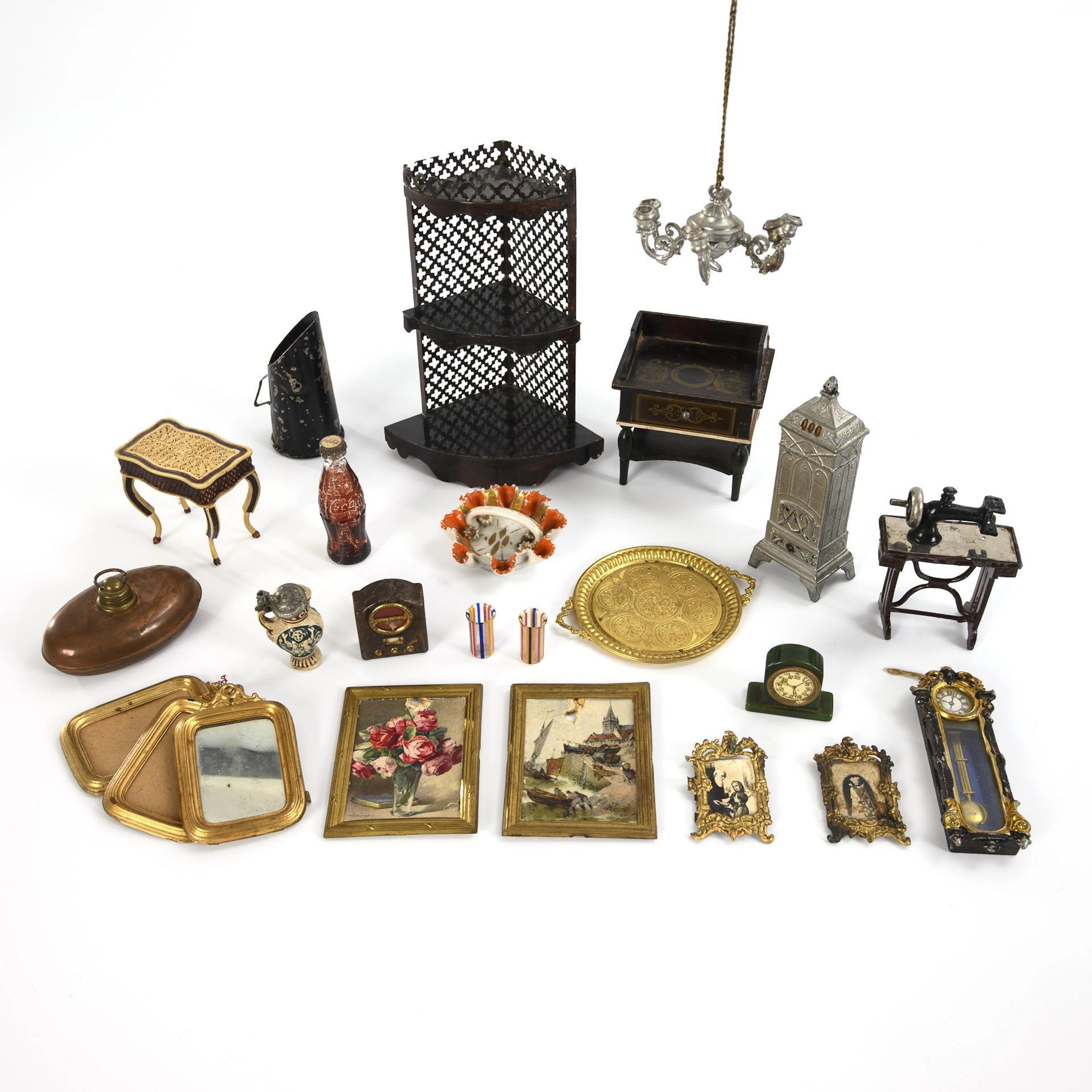 Sheet metal shelf Rock & Graner and some accessories for the doll's house.