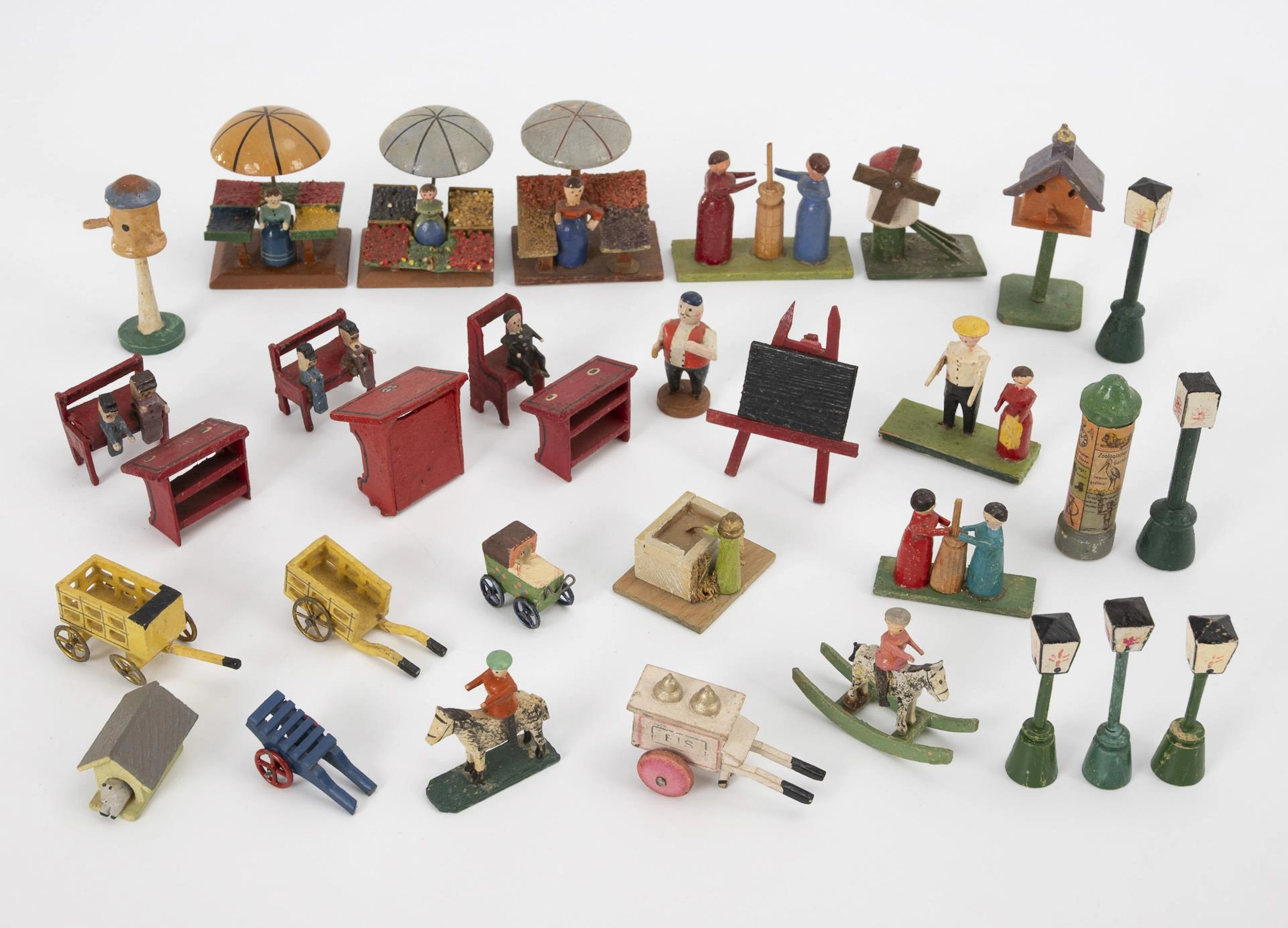 Convolute of Erzgebirge miniatures with market stalls.