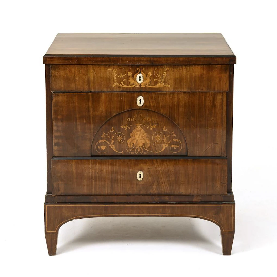 Classical-style chest of drawers.