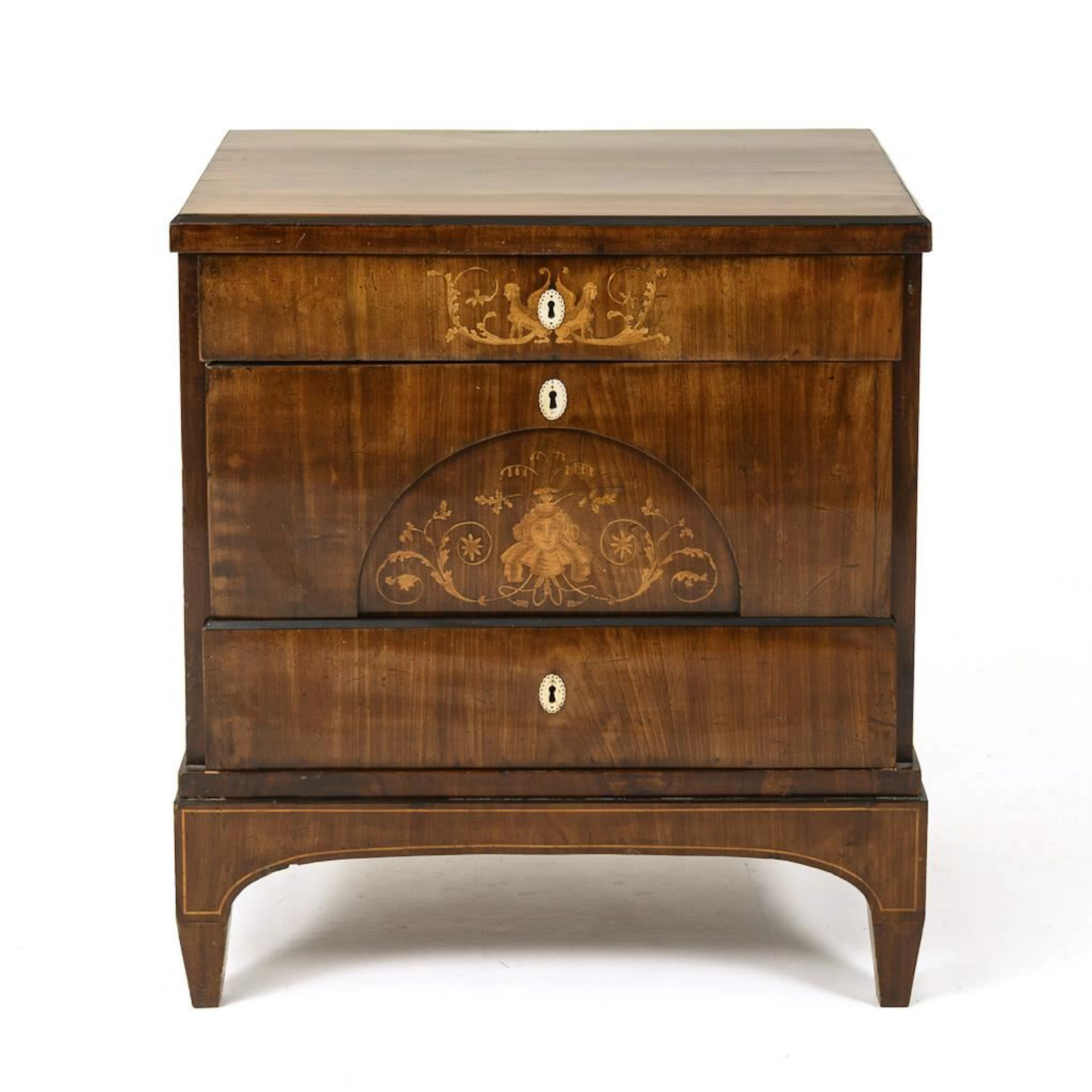 Classical-style chest of drawers.