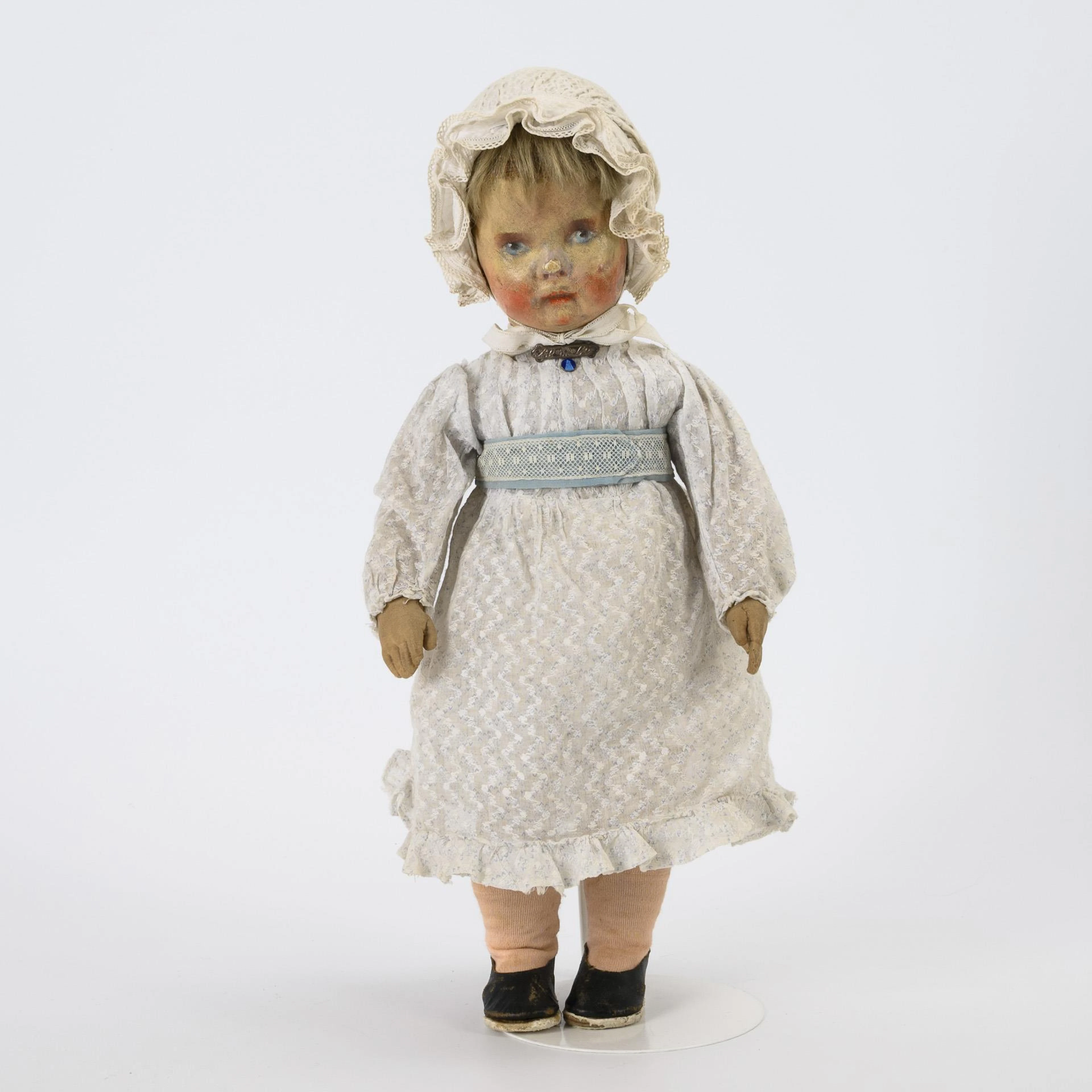Rare French doll in the style of the early Käthe Kruse dolls. La Francia
