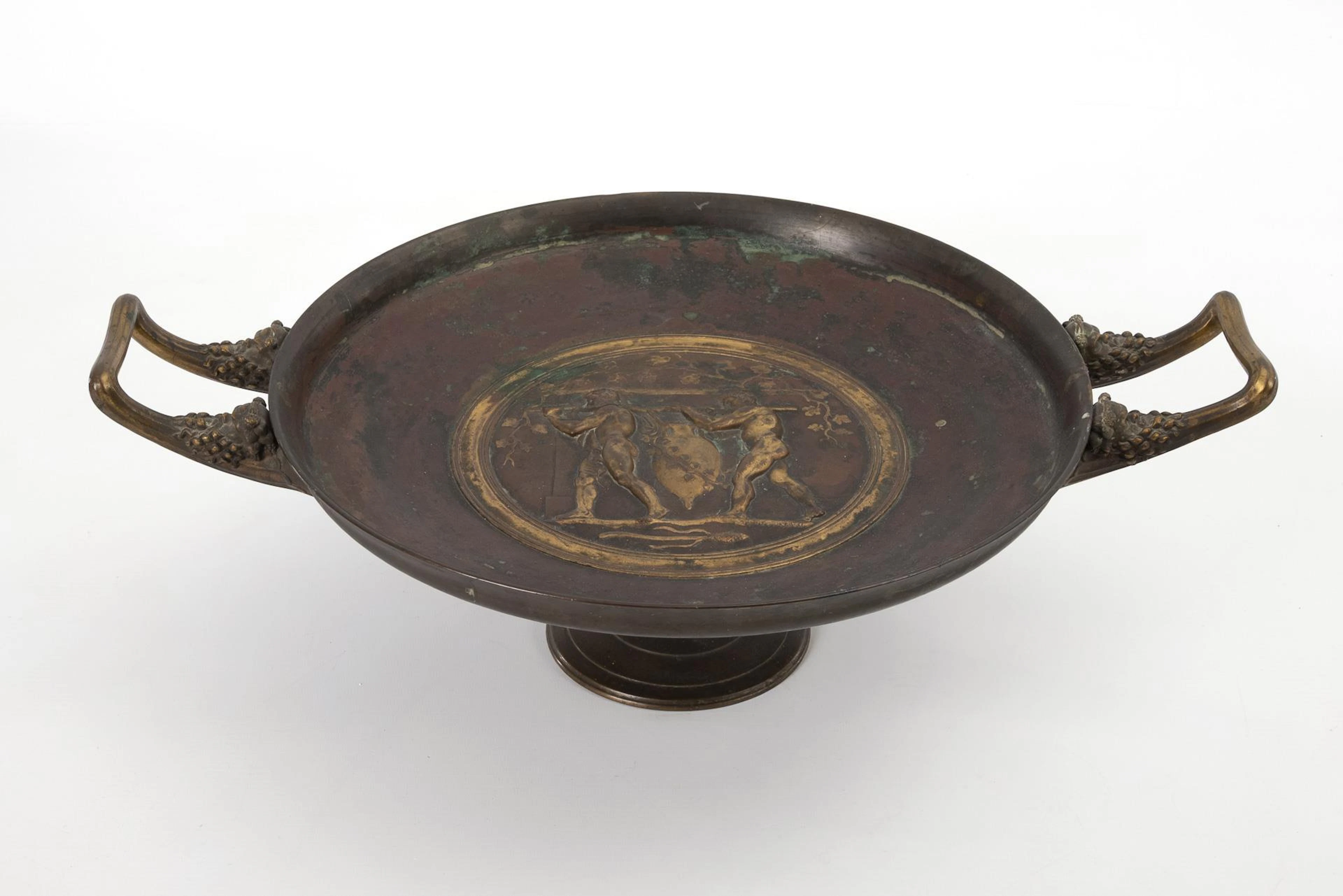 Centerpiece in the shape of a Greek bowl with handle.