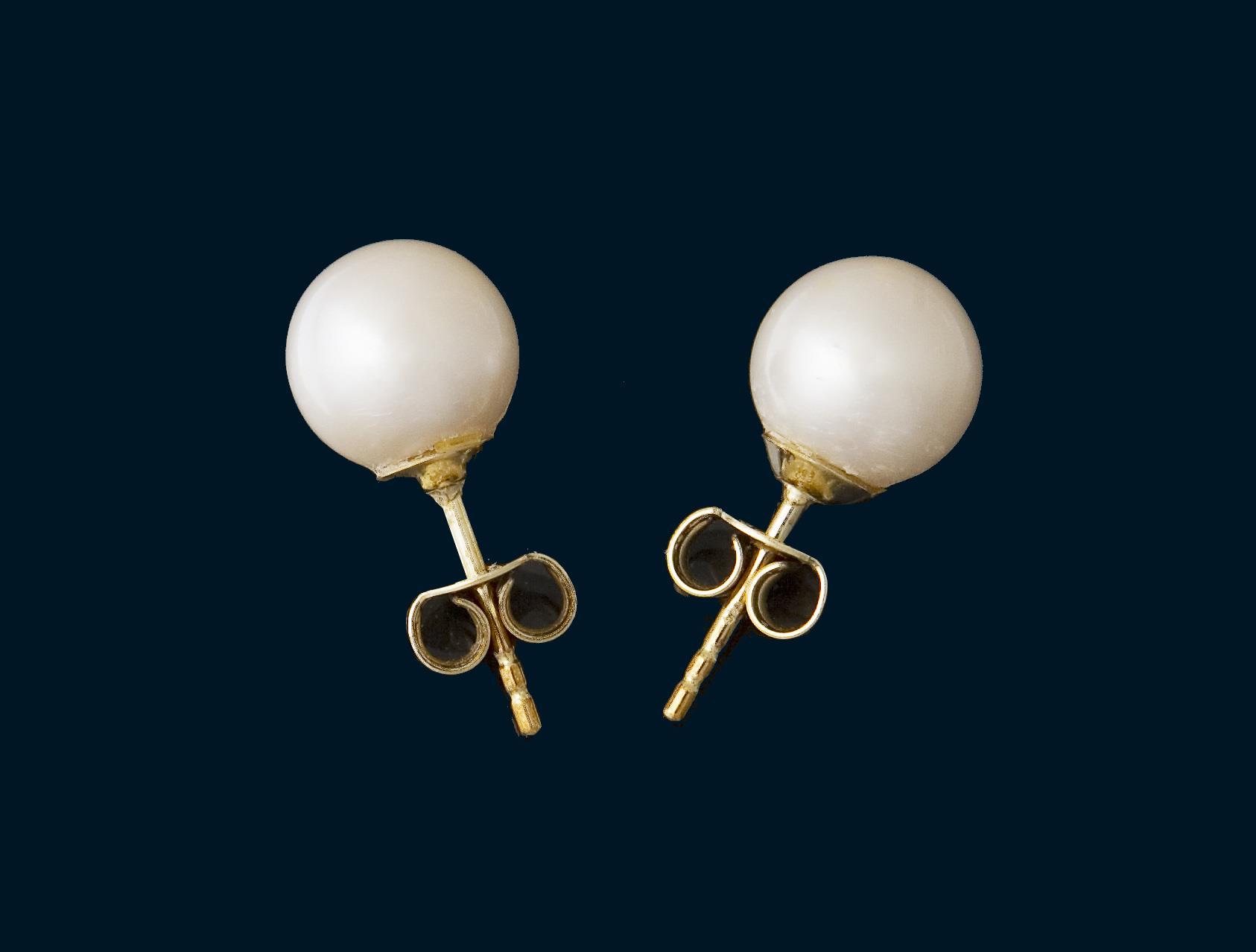 Pair of pearl stud earrings.