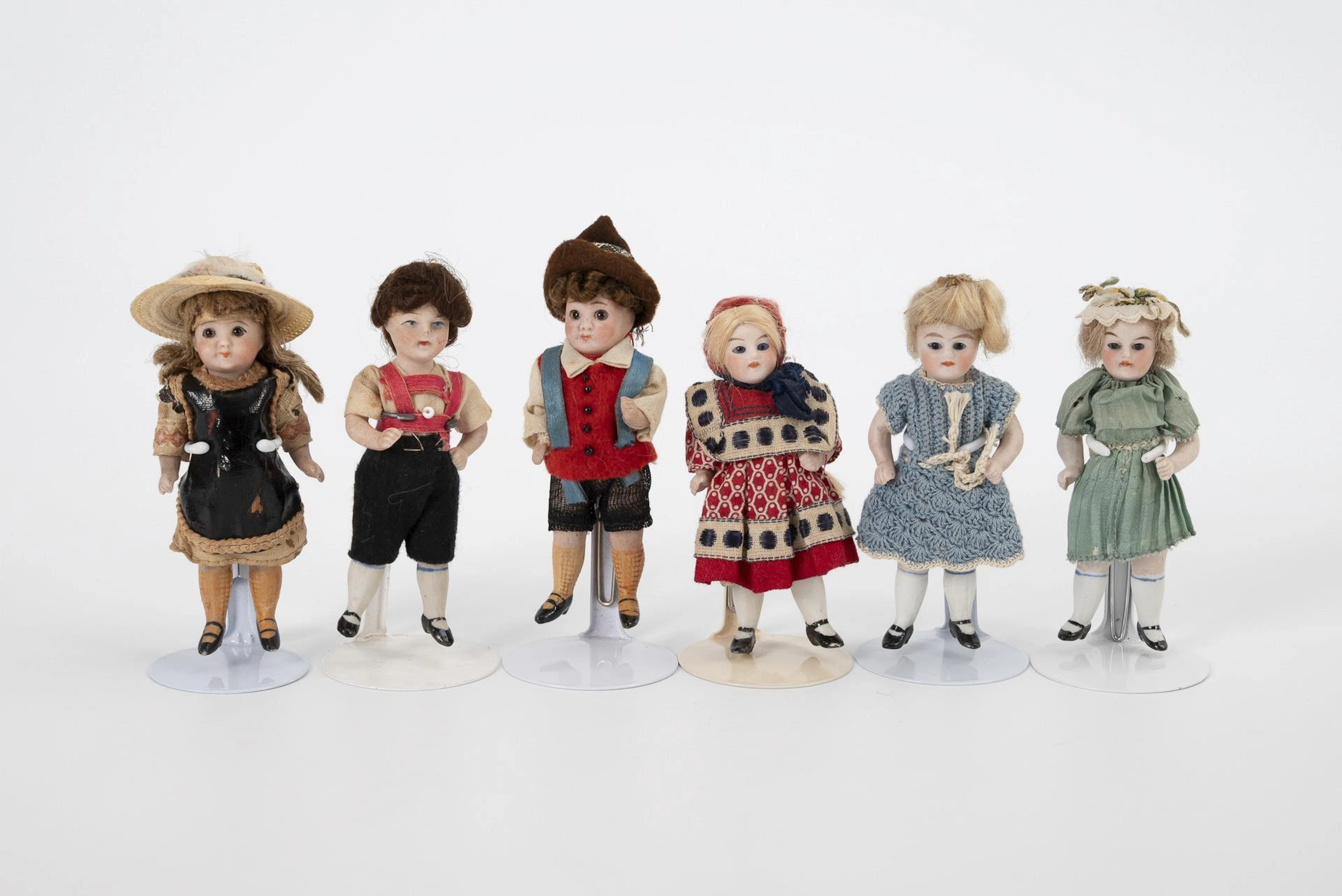 6 dollhouse dolls.