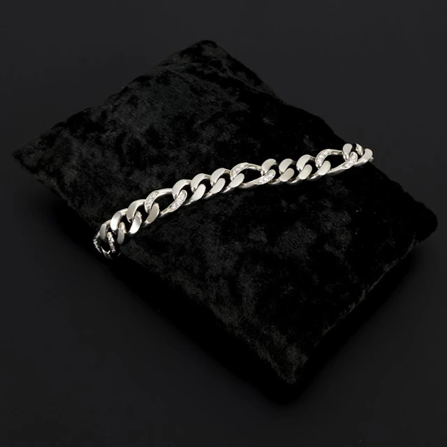 Diamond-set link bracelet.