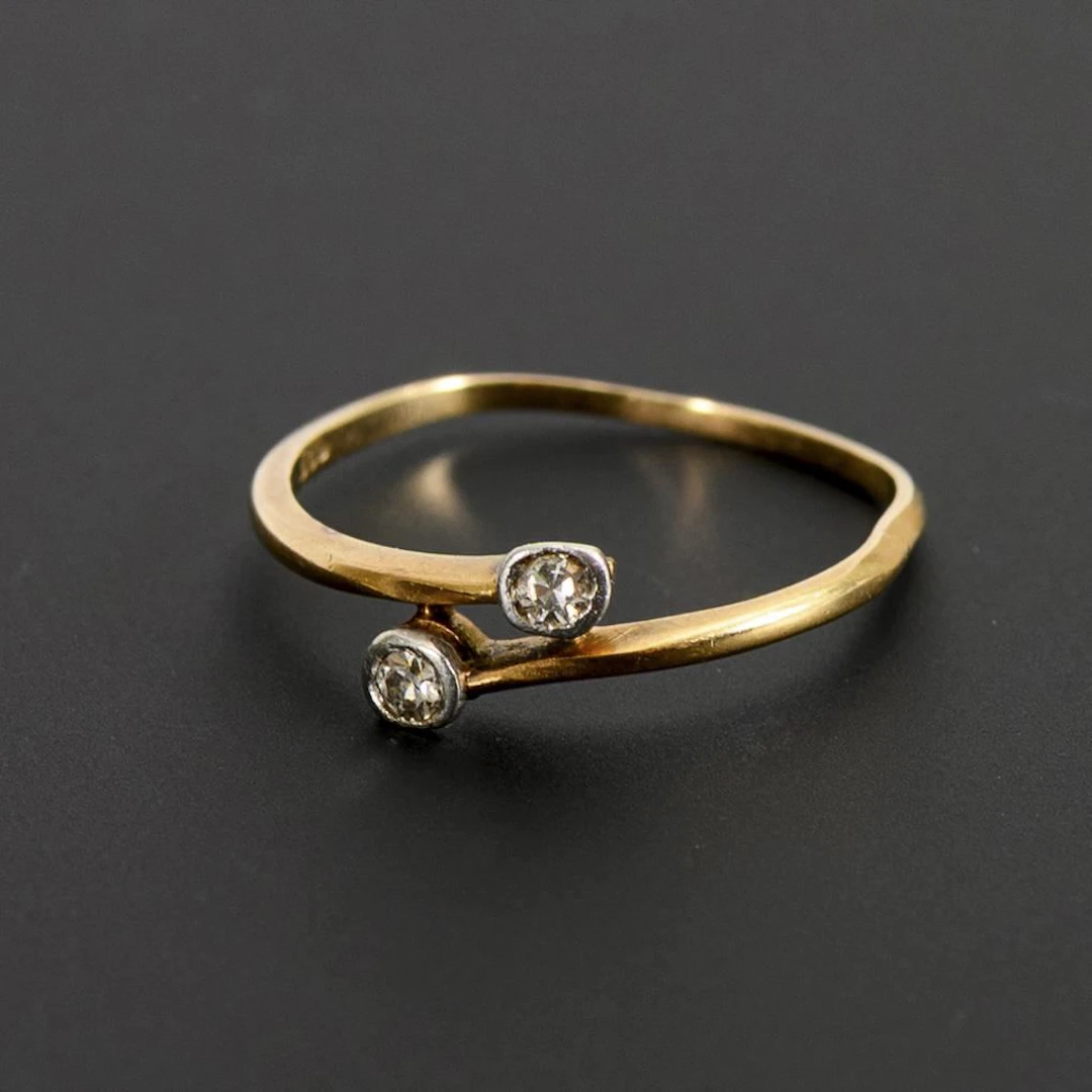 Toi-et-Moi ring with diamonds.