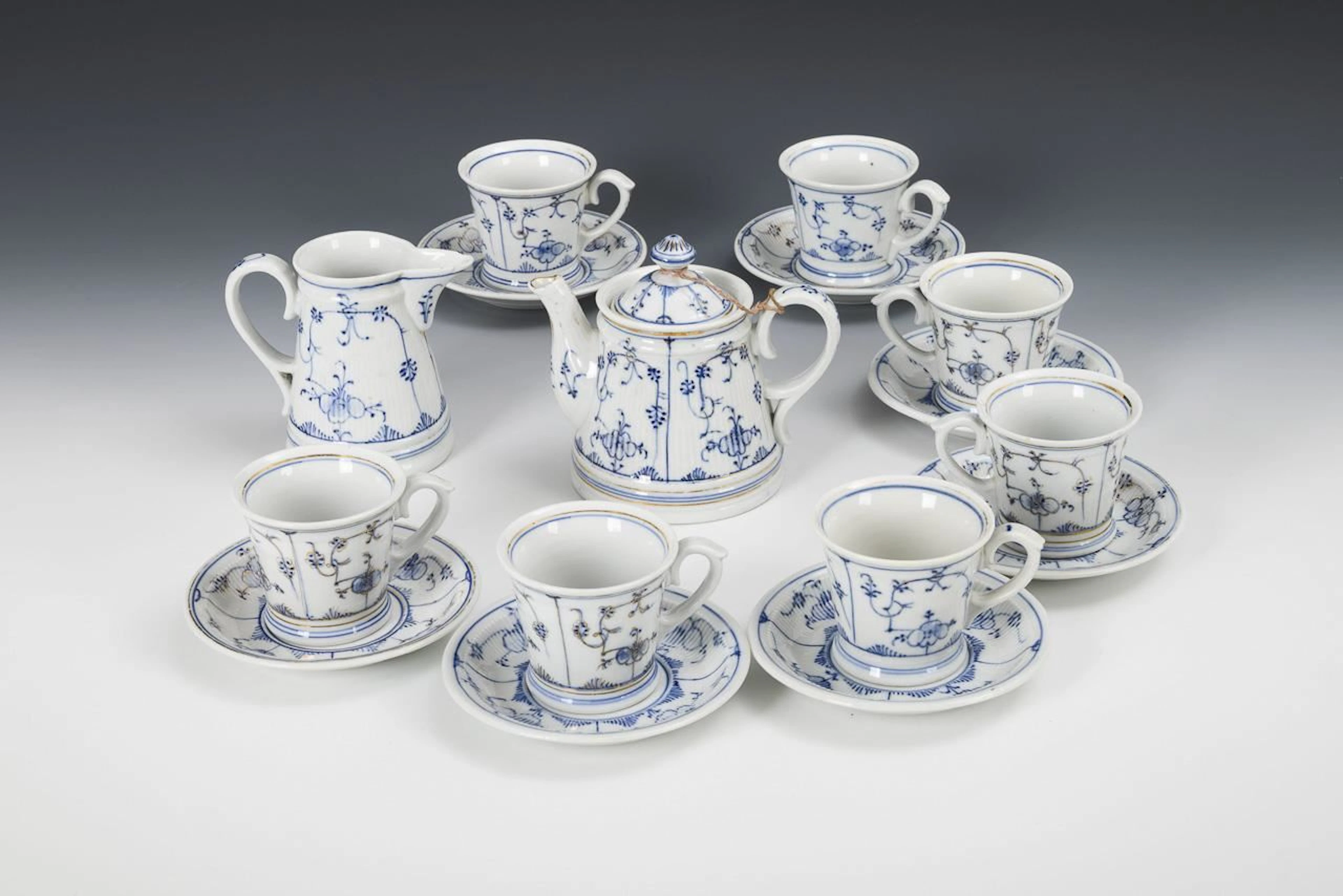 16 pieces of a coffee and tea set with strawflower designs. Rauenstein.
