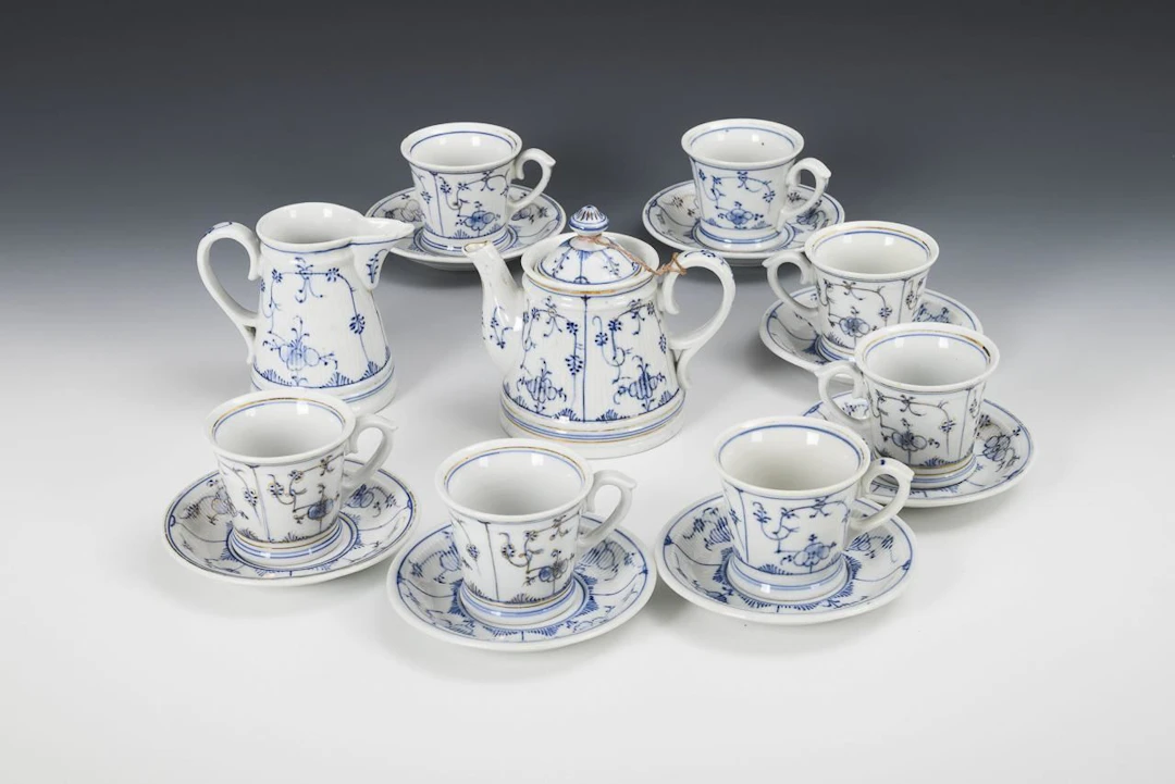 16 pieces of a coffee and tea set with strawflower designs. Rauenstein.