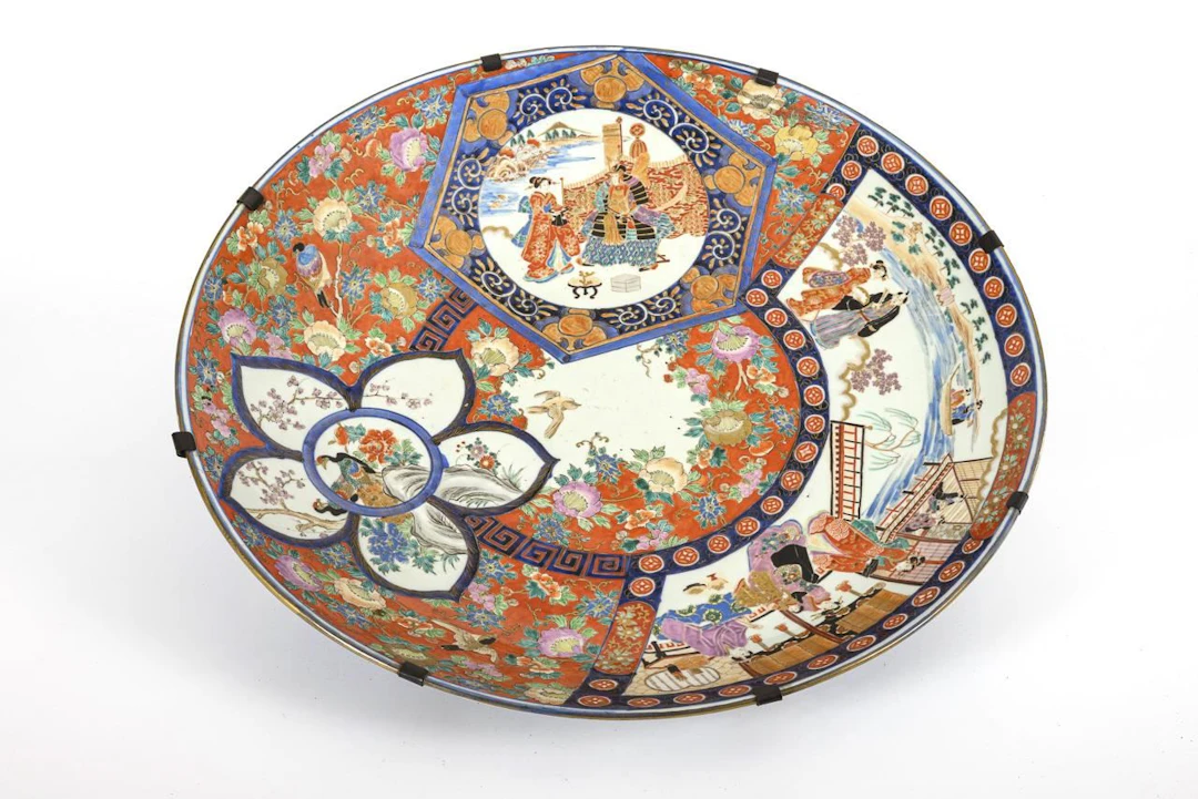 Large Imari wall plate with a flower motif.