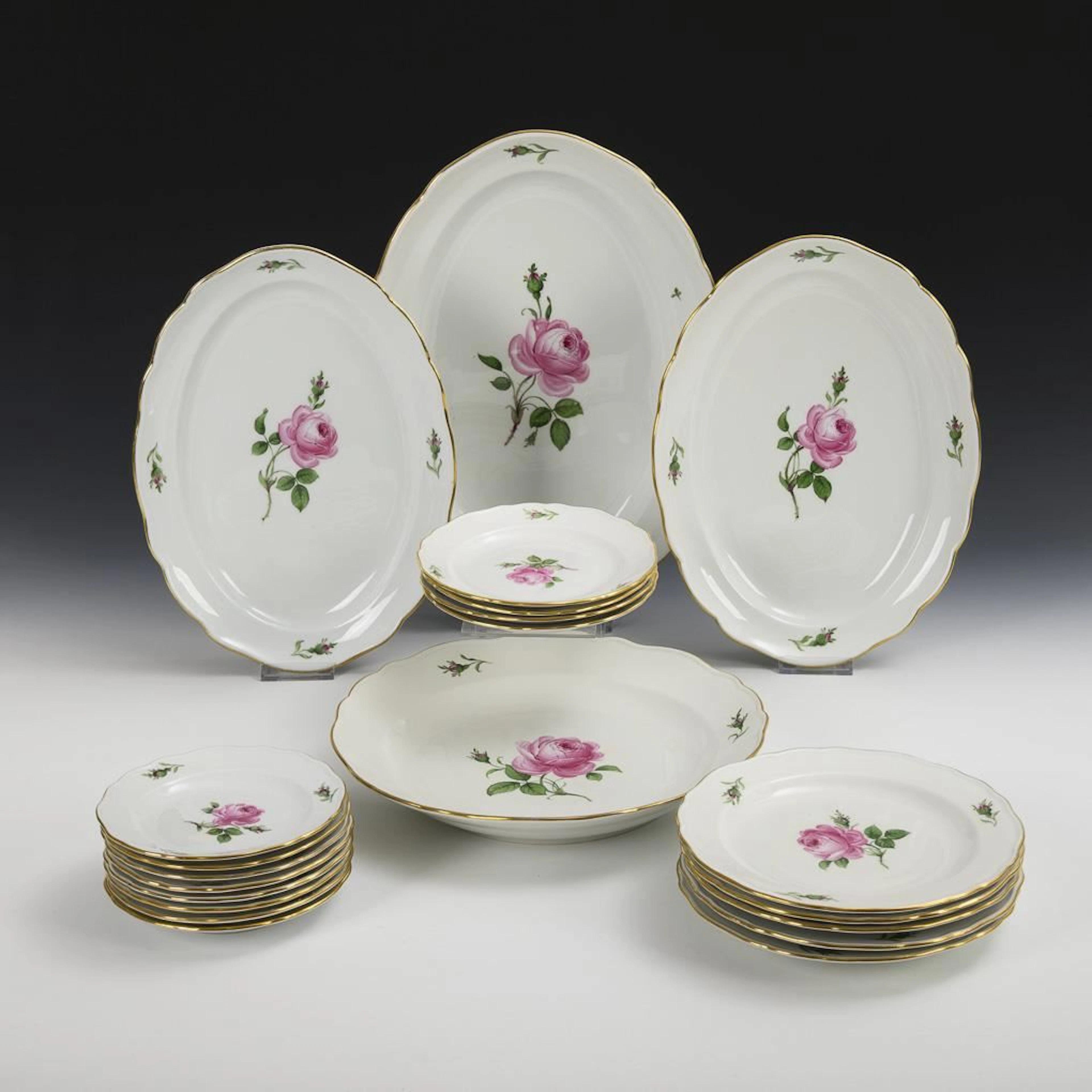 21 pieces from the "Red Rose" dinner service. Meissen.