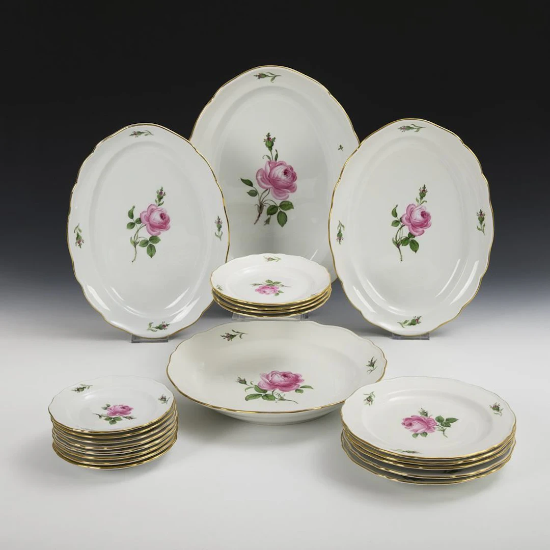 21 pieces from the "Red Rose" dinner service. Meissen.