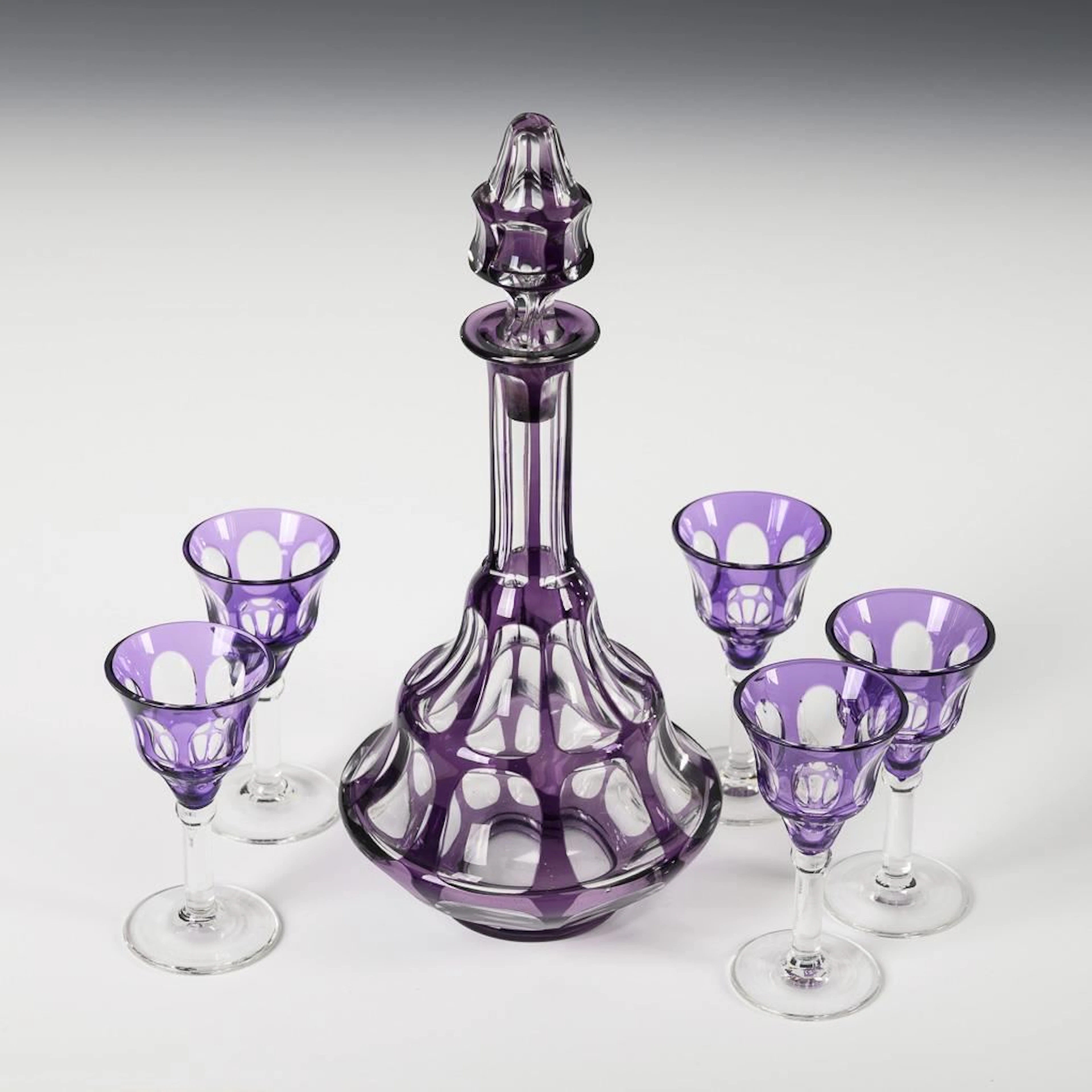 Art Deco carafe and 5 liqueur glasses.