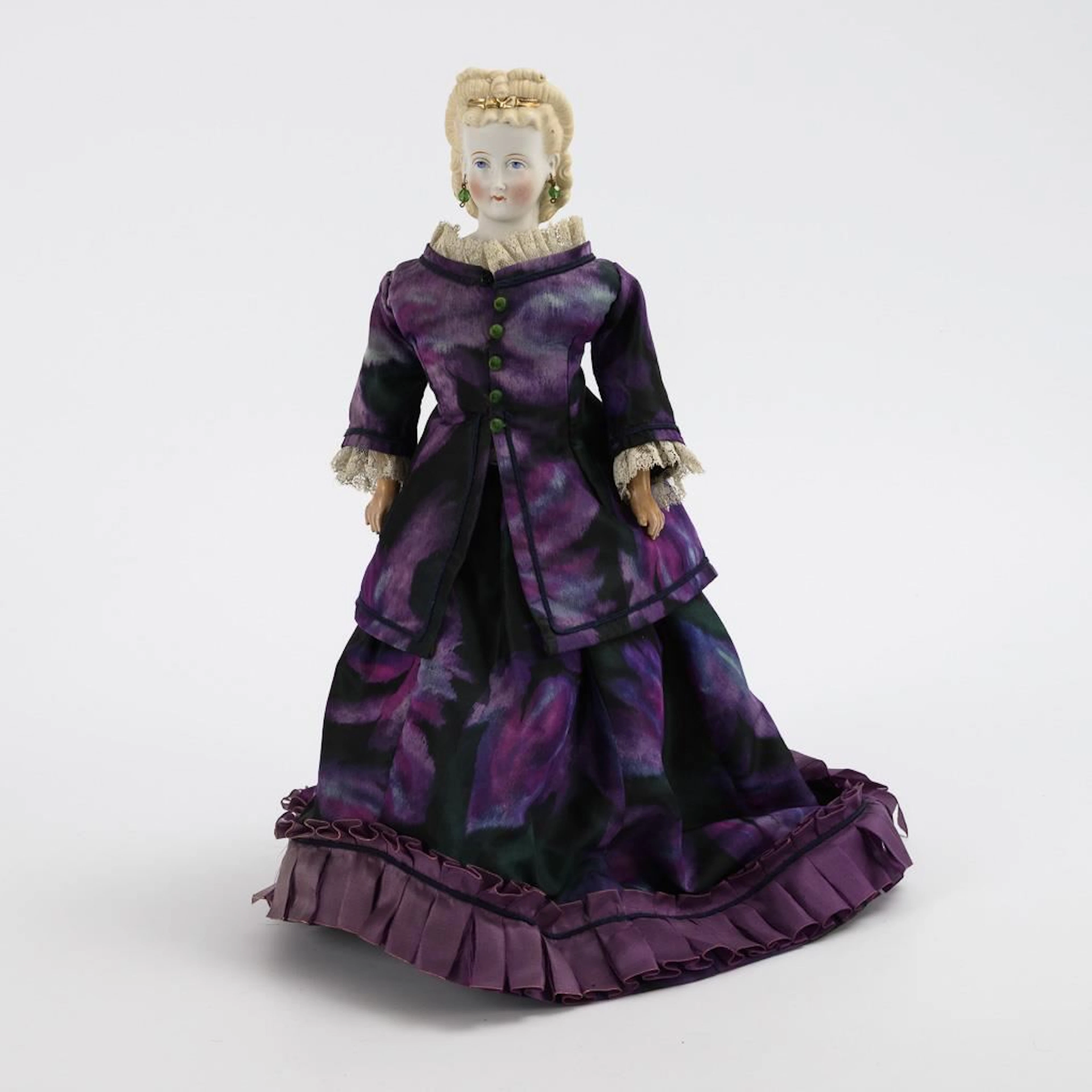 Early bust-head figurine of a lady with a modeled hair bow.