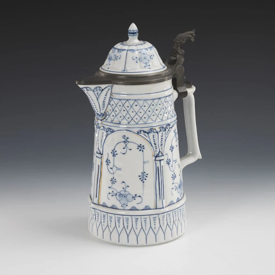 Wine jug with a painting of strawflowers. Rauenstein.