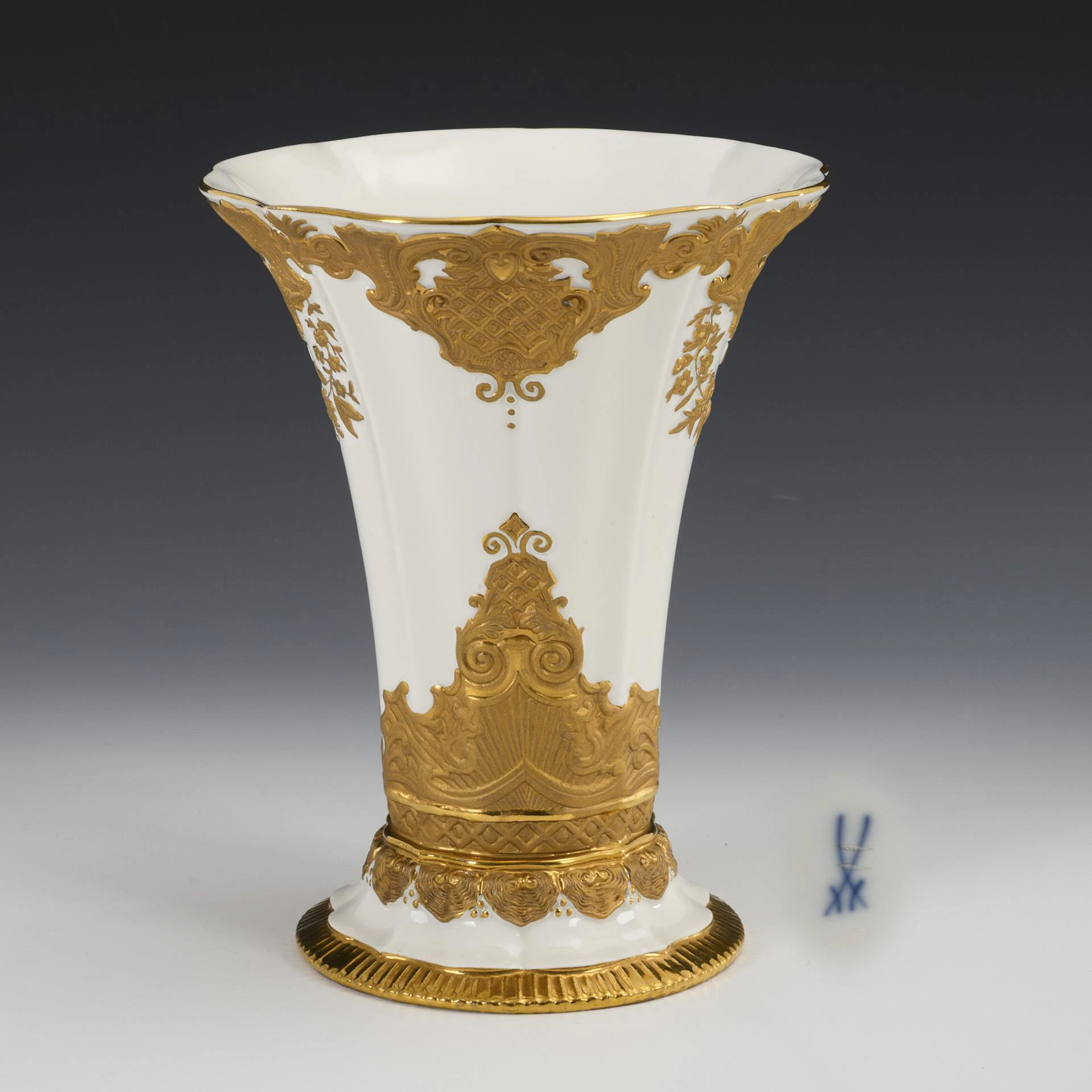 Pompous vase. Meissen.