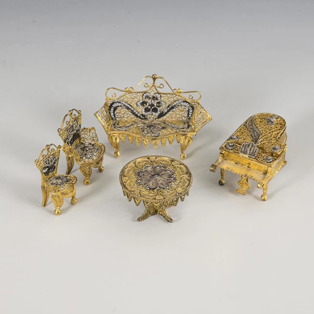 5 pieces of miniature furniture with silver filigree.