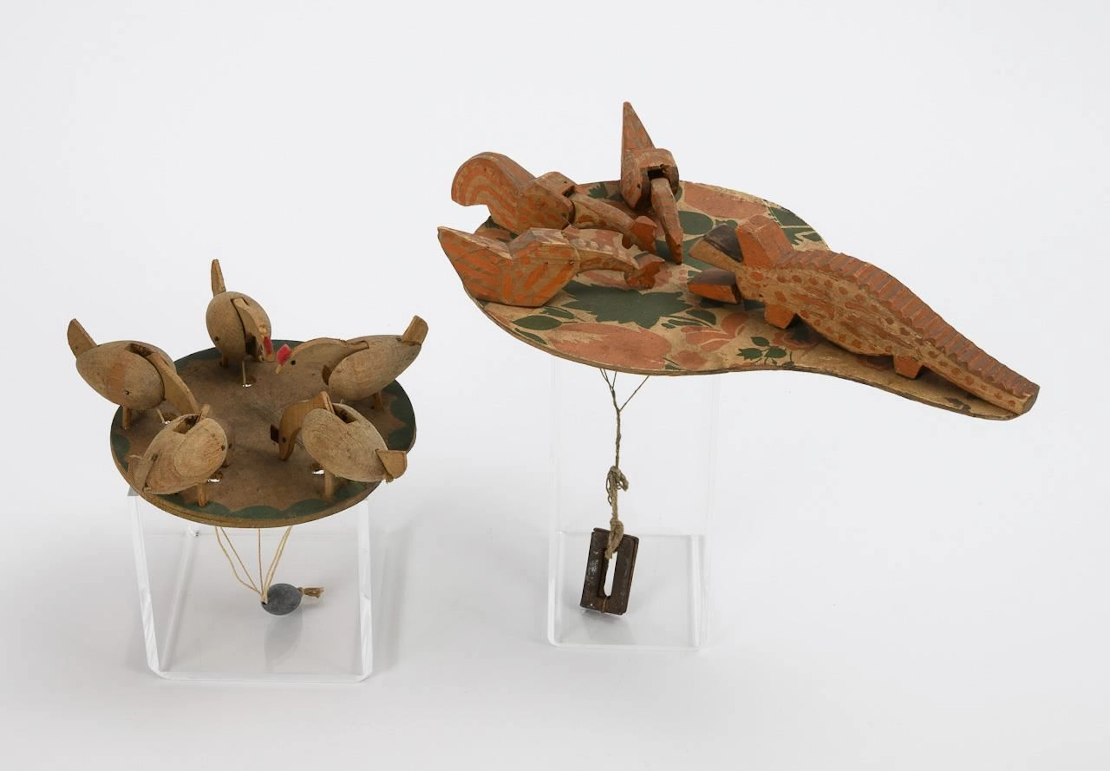 2 "Pickhühner" pendulum toys.