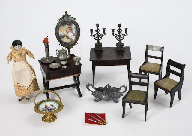 Set 5: Furniture, accessories, and 1 doll for the dollhouse.
