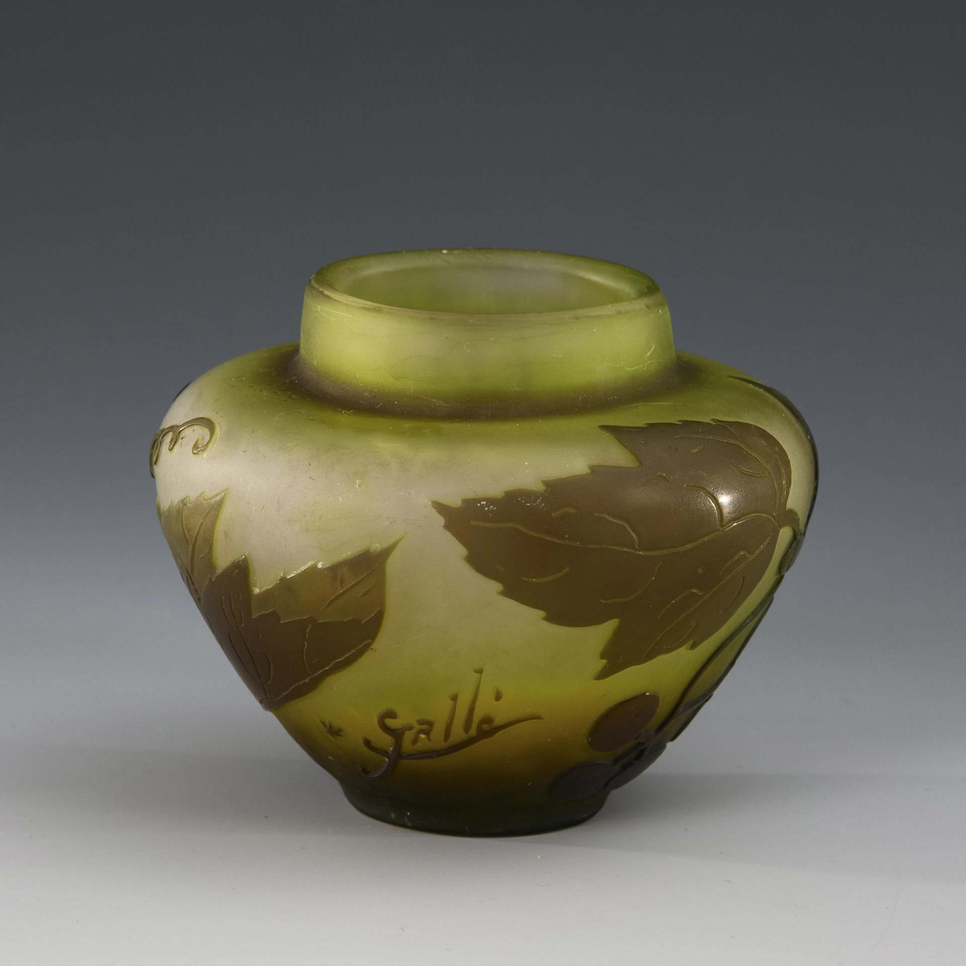 Art Nouveau vase with woodbine decoration. Gallé.