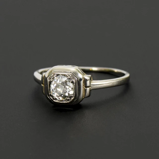 Delicate Art Deco ring with an old-cut solitaire.