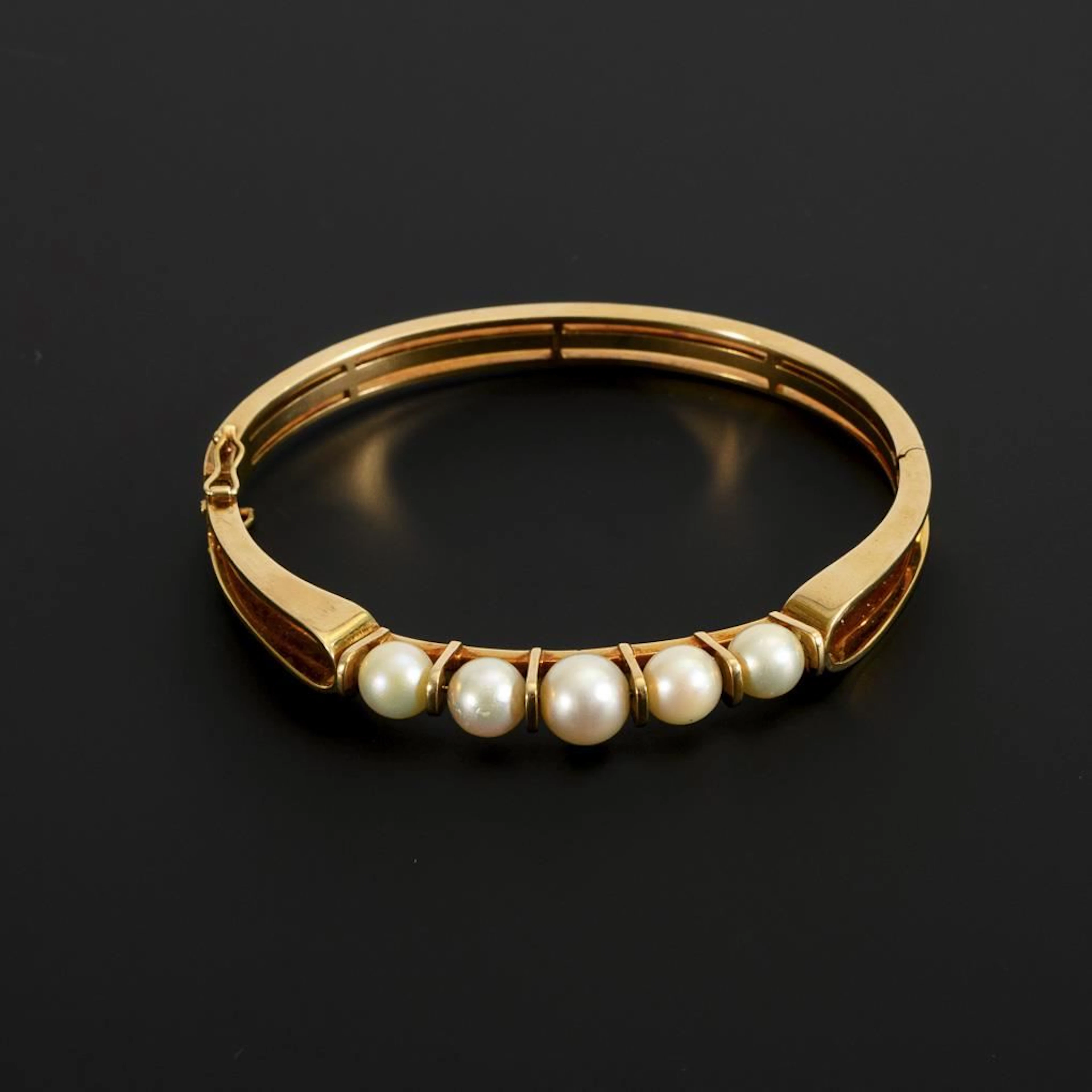 High-quality bangle with large pearls.