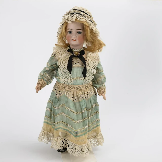Blonde doll with lace bonnet. Simon & Halbig.