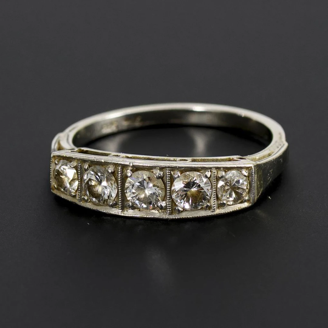 Art Deco ring with 5 brilliant-cut diamonds.