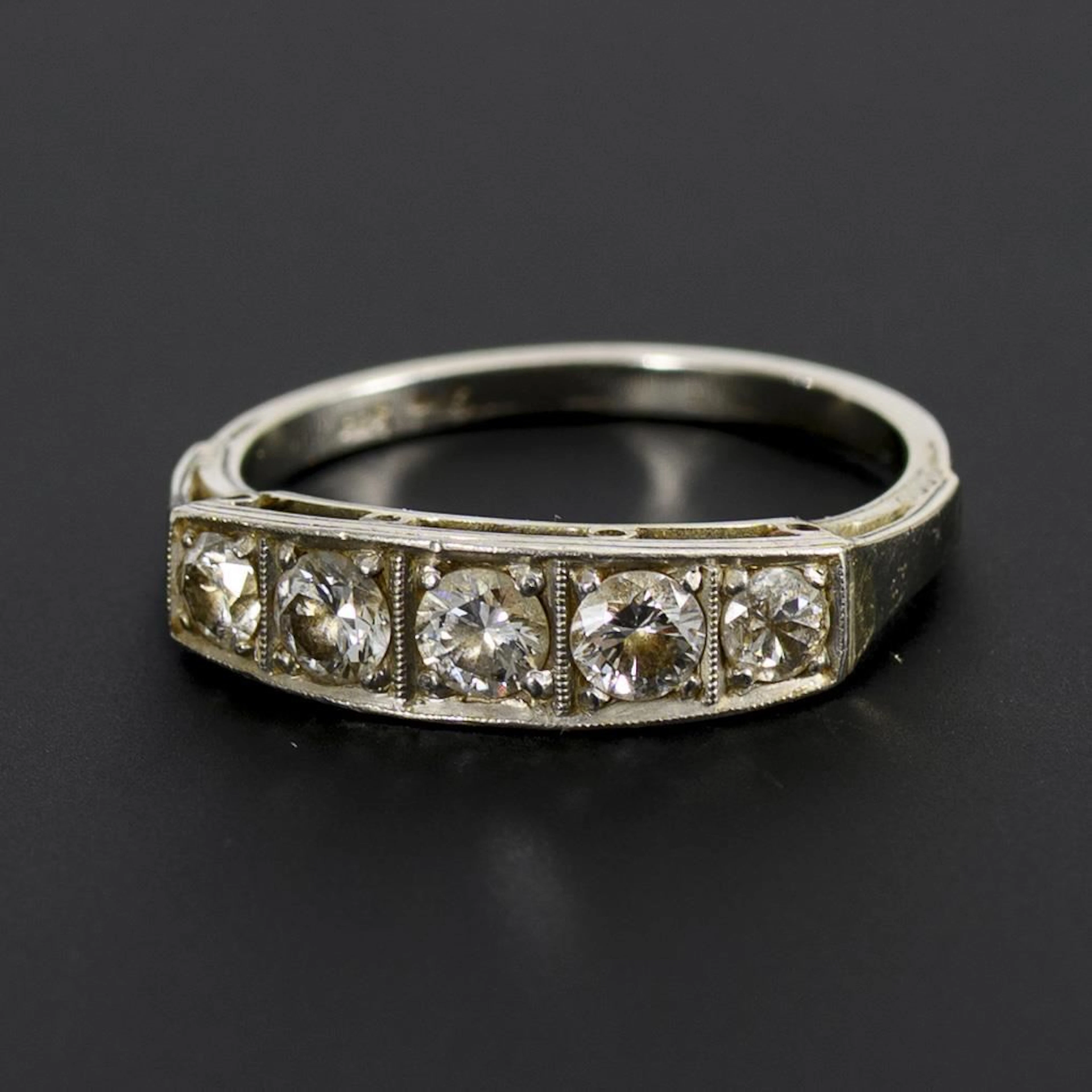 Art Deco ring with 5 brilliant-cut diamonds.