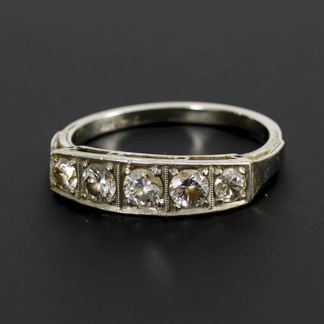 Art Deco ring with 5 brilliant-cut diamonds.