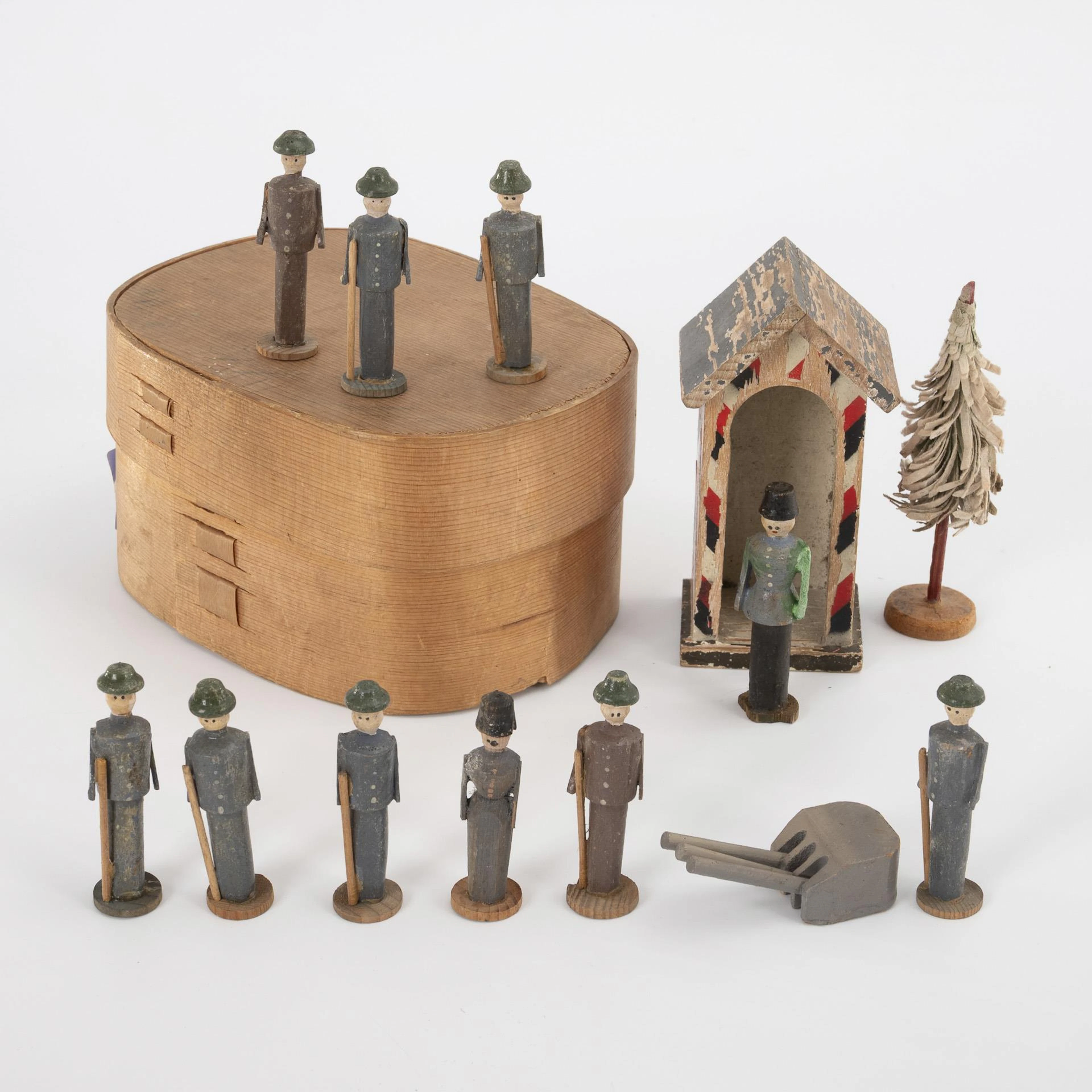 Miniature soldiers and sign house in chipboard box. Erzgebirge.